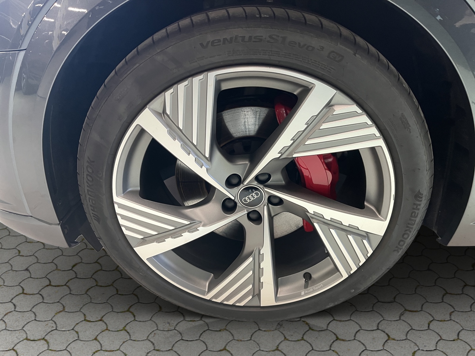 AUDI Q8 55 e-tron Black Edition quattro-image-9