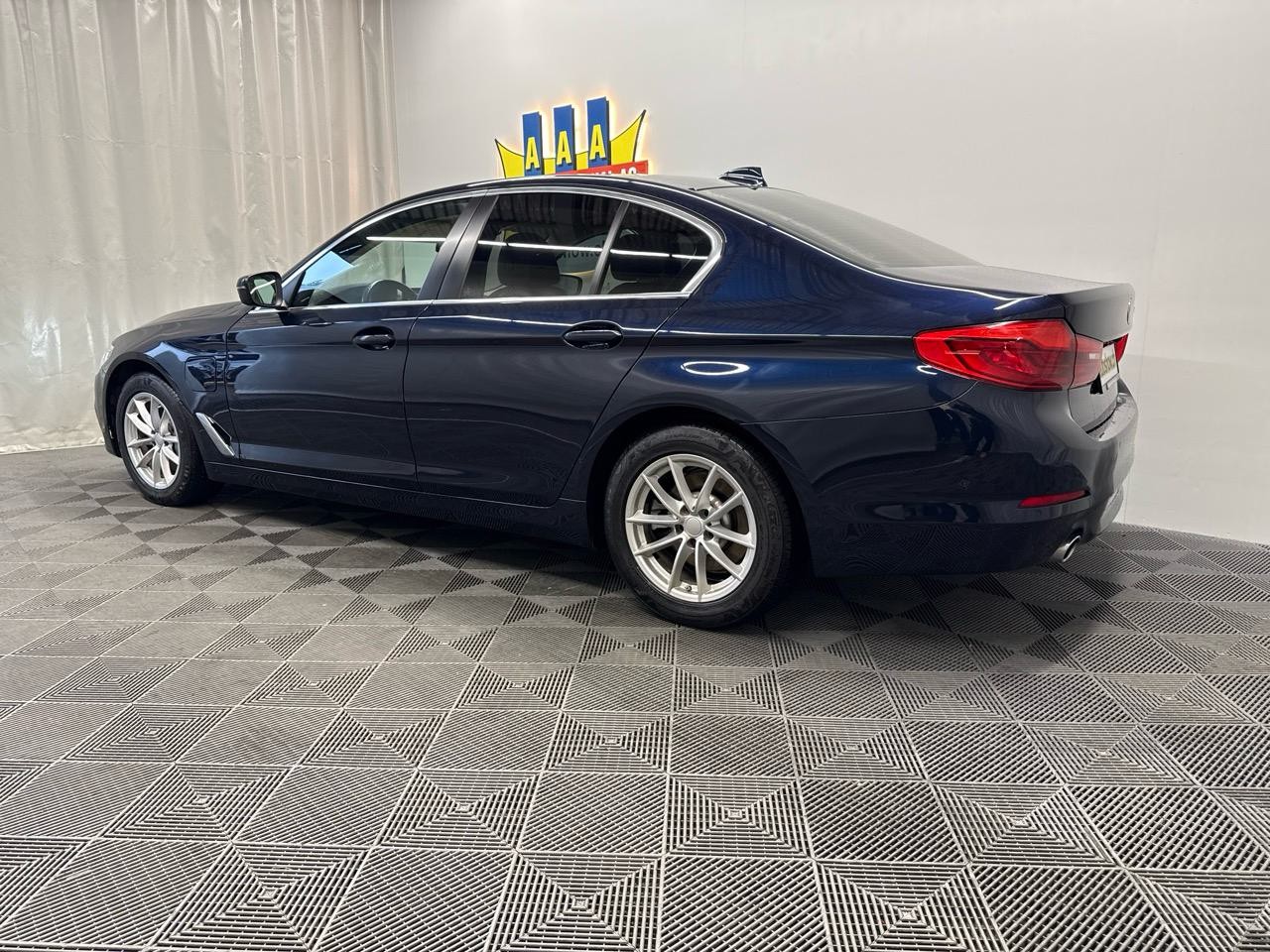 BMW 530e xDrive Steptronic-showroom-element-1