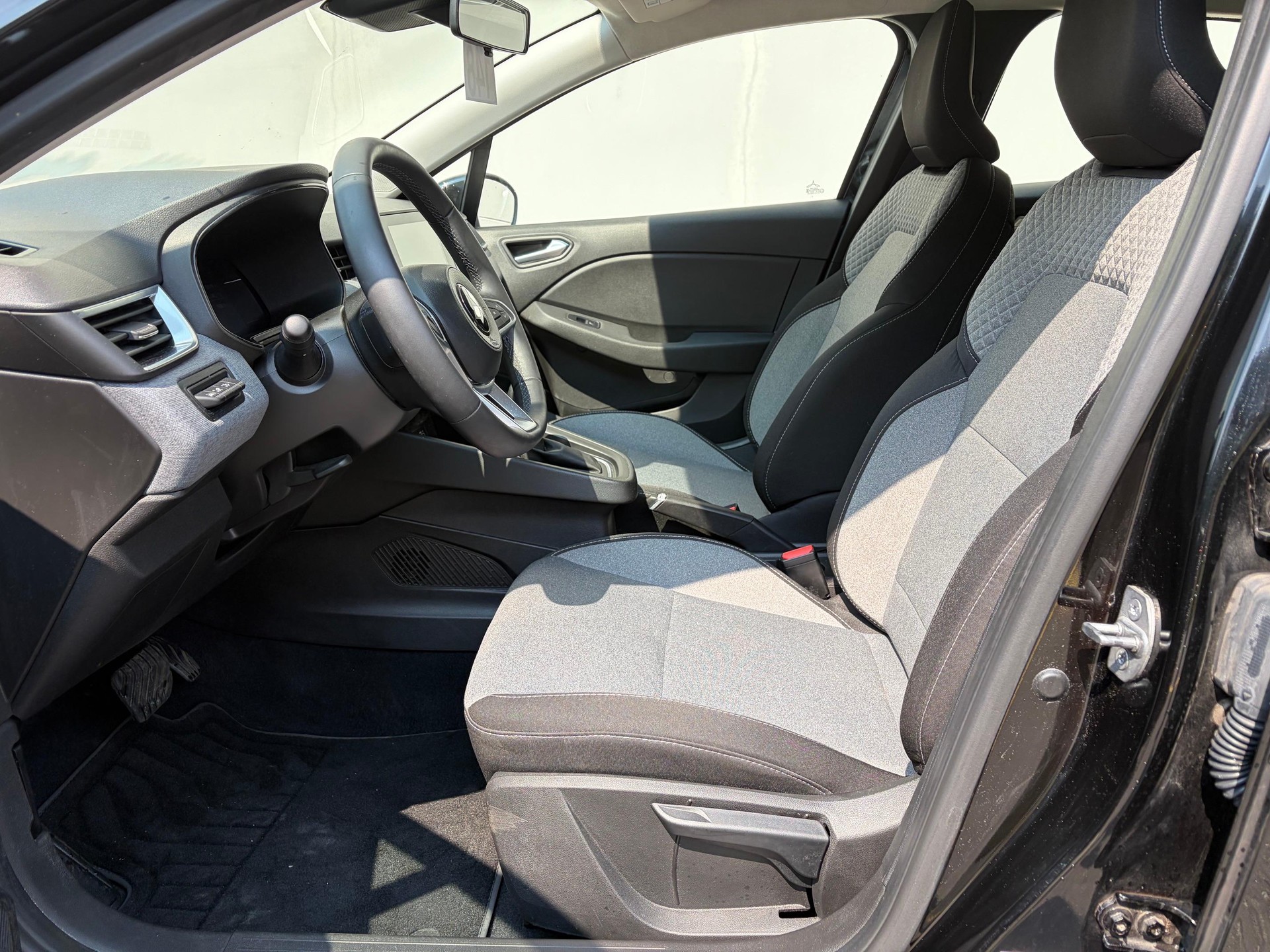 MITSUBISHI Colt 1.6 HEV Instyle-image-7