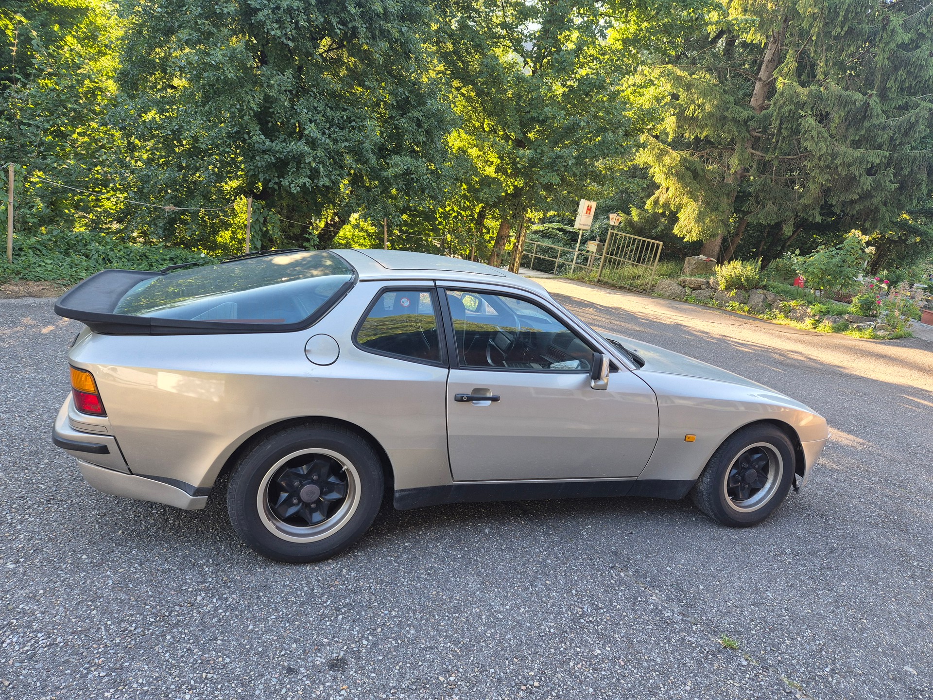 PORSCHE 944-showroom-element-3