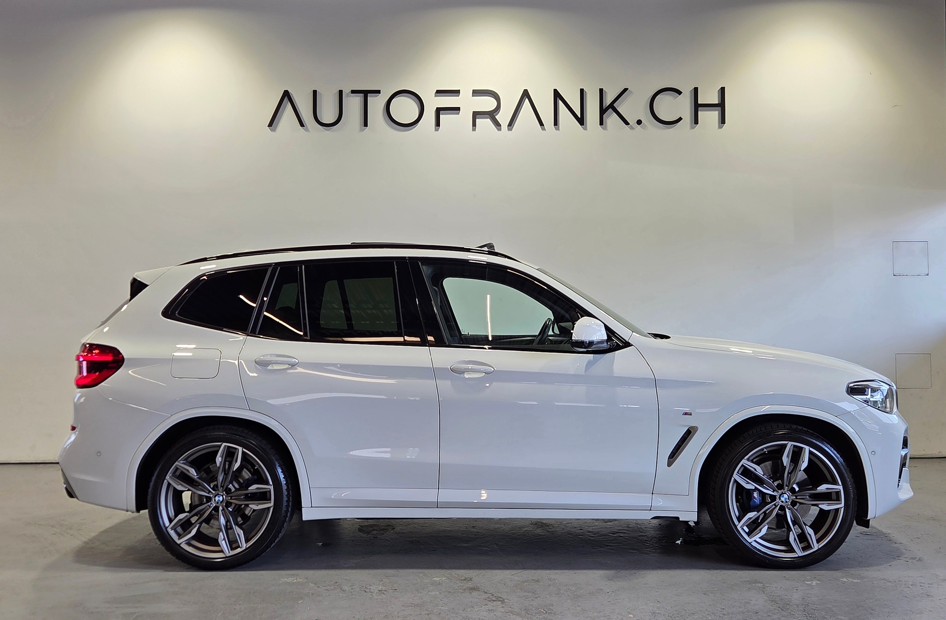 BMW X3 M40d-showroom-element-1
