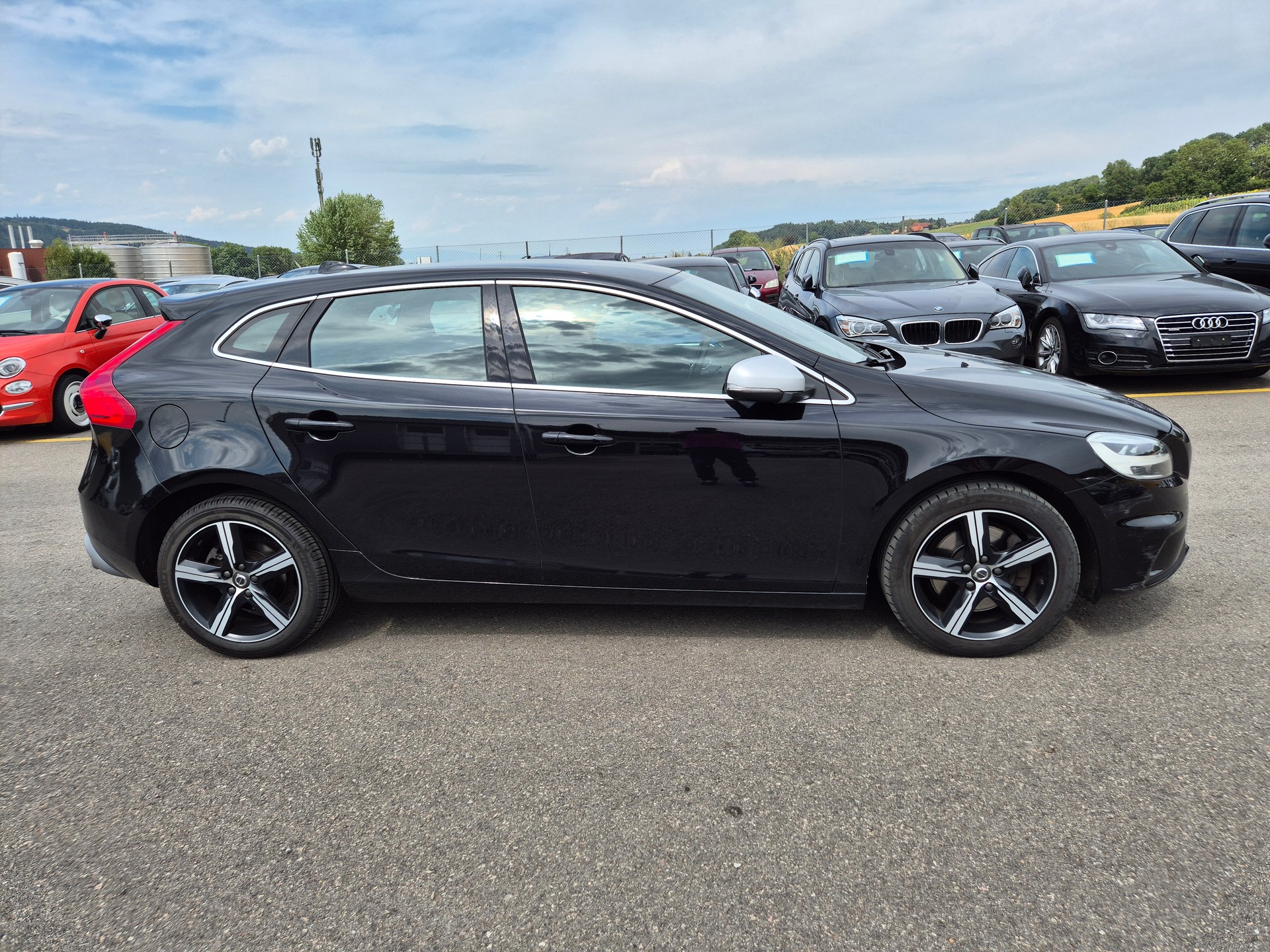 VOLVO V40 T3 Momentum R-Design Geartronic-image-9