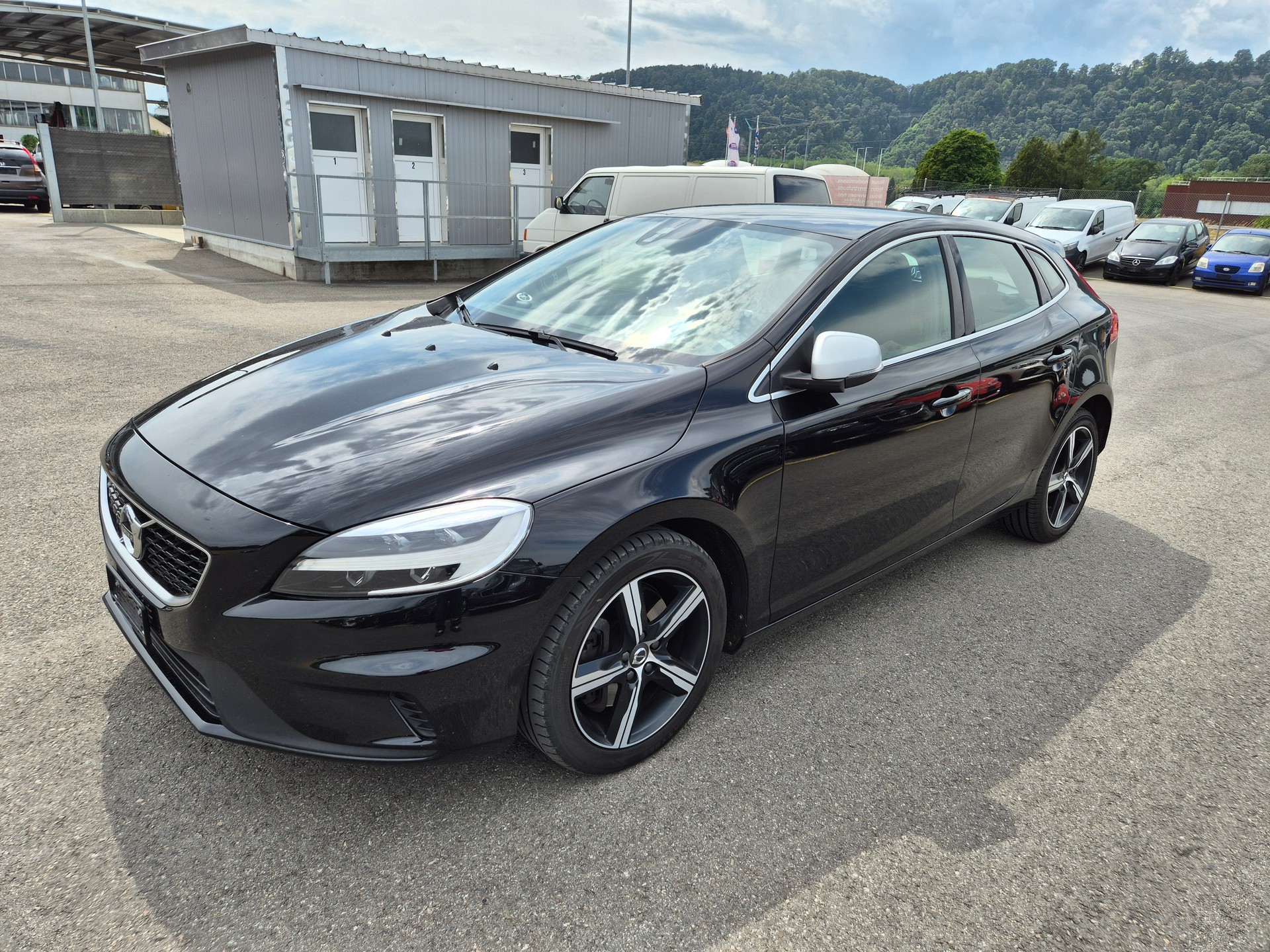 VOLVO V40 T3 Momentum R-Design Geartronic-image-4