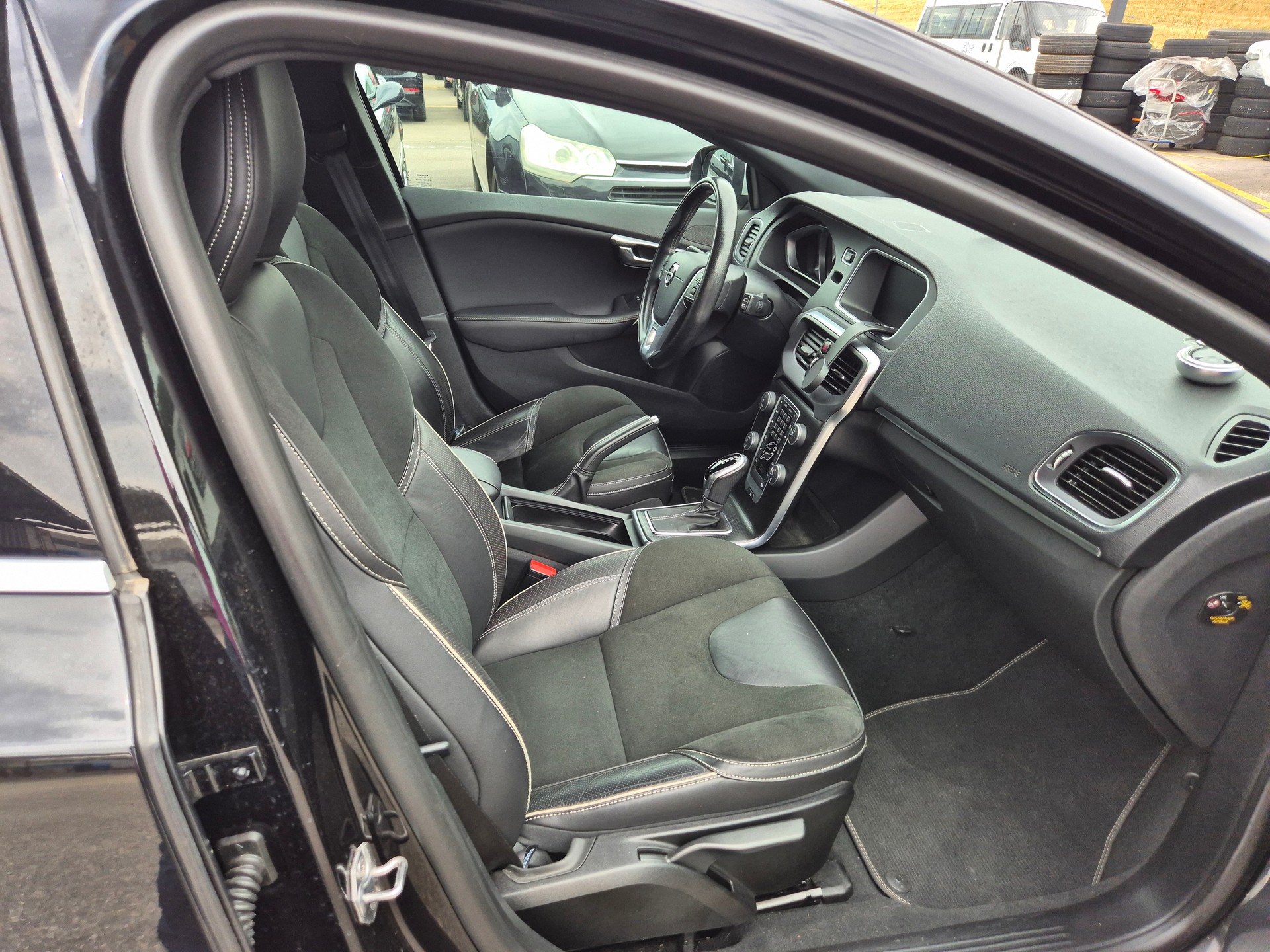 VOLVO V40 T3 Momentum R-Design Geartronic-image-6