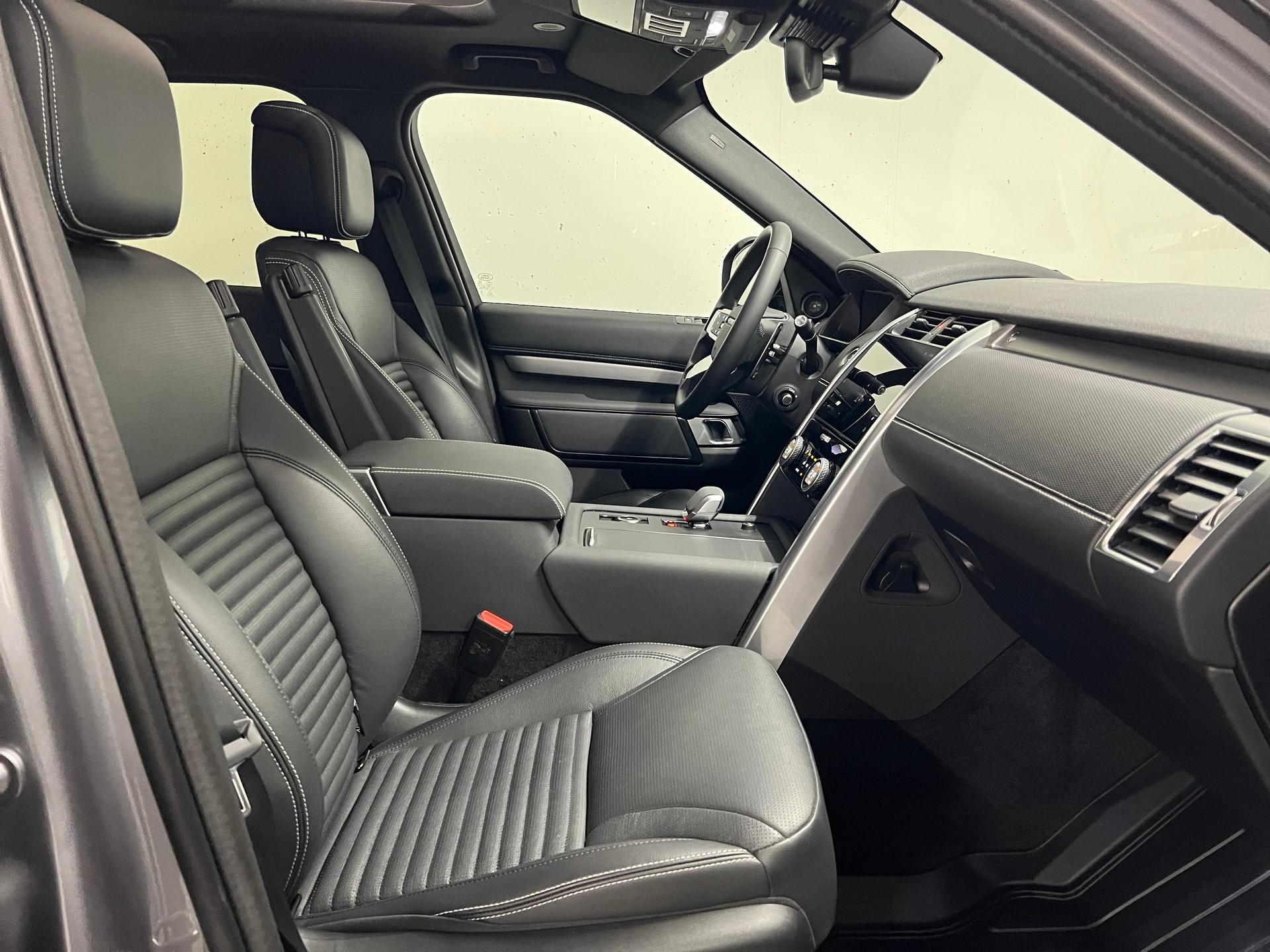 LAND ROVER Discovery 3.0 D I6 300 Dynamic SE-showroom-element-2