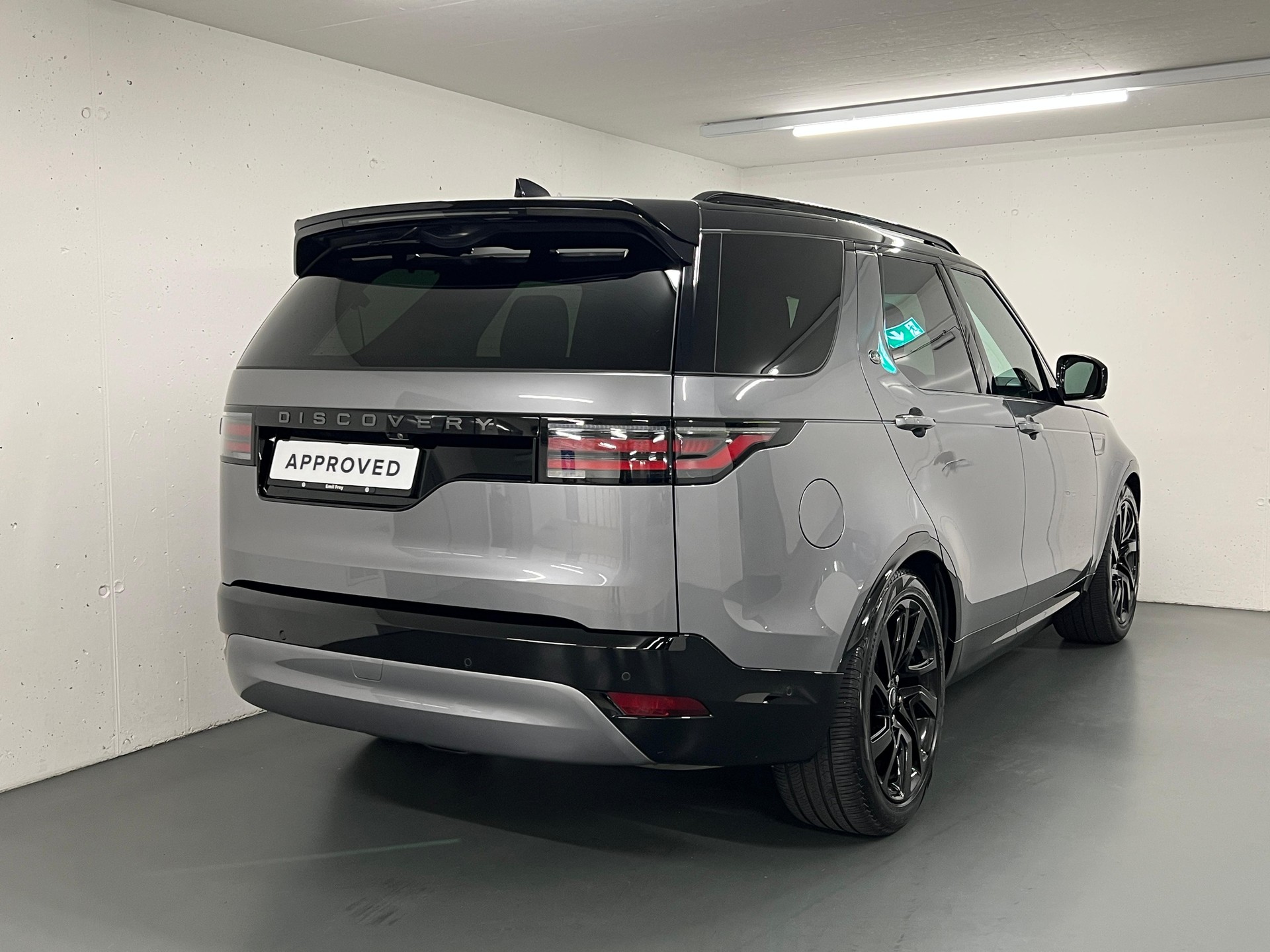 LAND ROVER Discovery 3.0 D I6 300 Dynamic SE-showroom-element-1