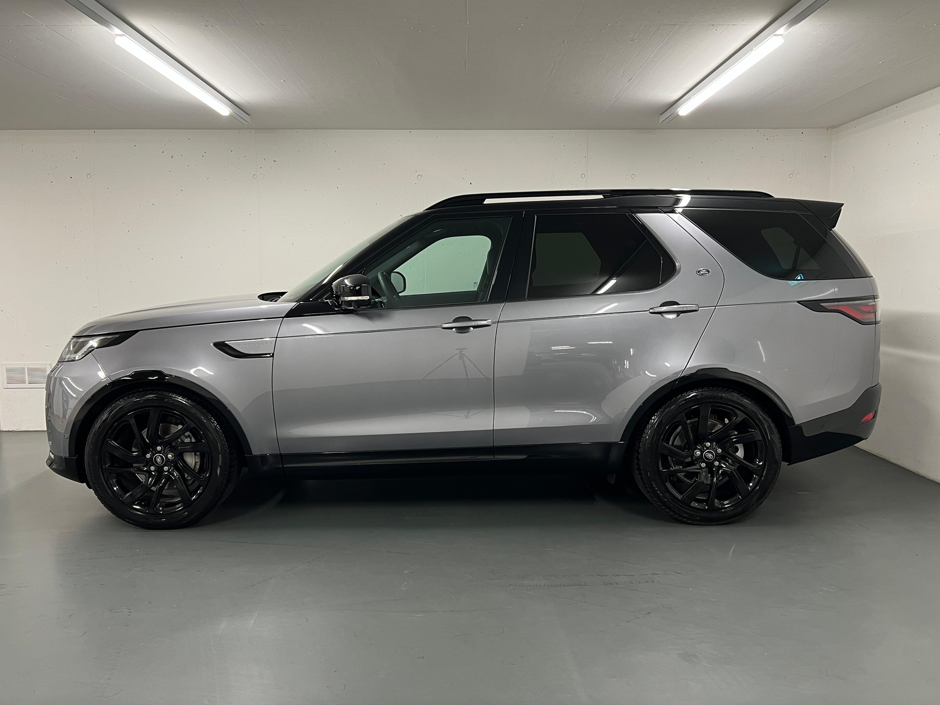 LAND ROVER Discovery 3.0 D I6 300 Dynamic SE-showroom-element-3