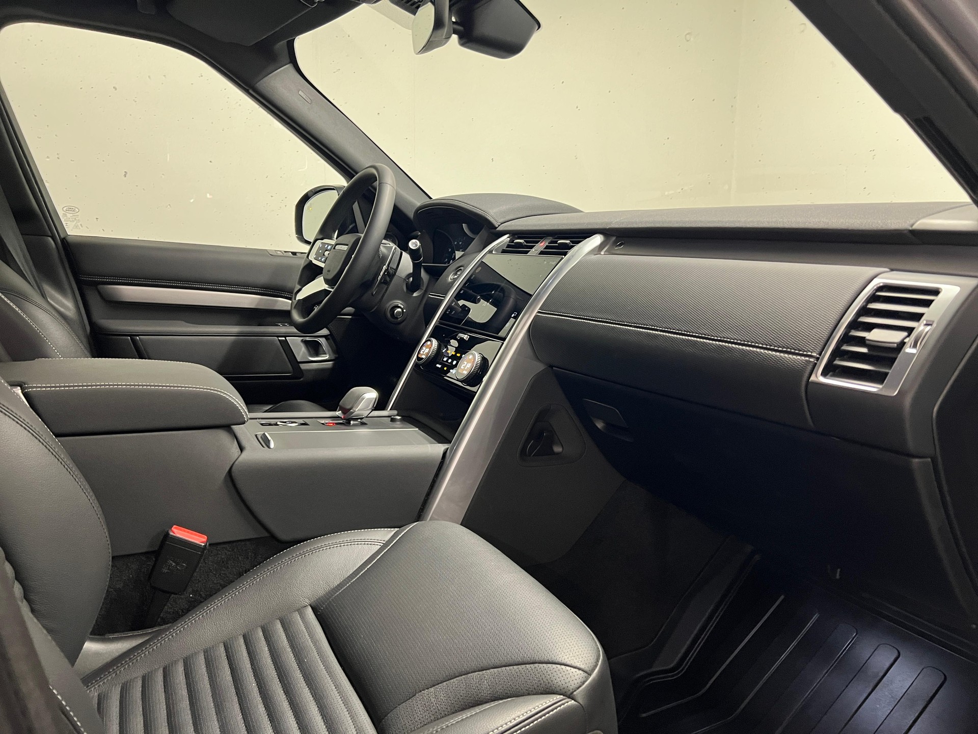 LAND ROVER Discovery 3.0 D I6 300 Dynamic SE-image-4