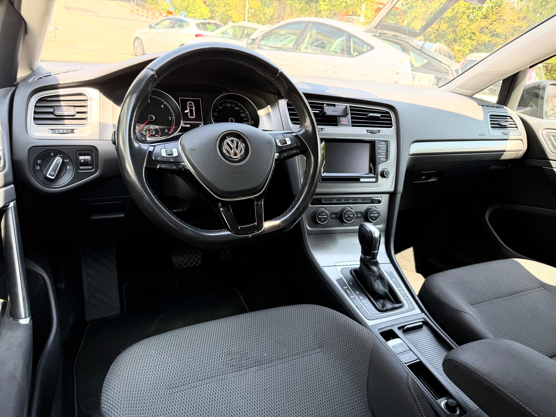 VW Golf Variant 1.6 TDI Comfortline DSG-image-9
