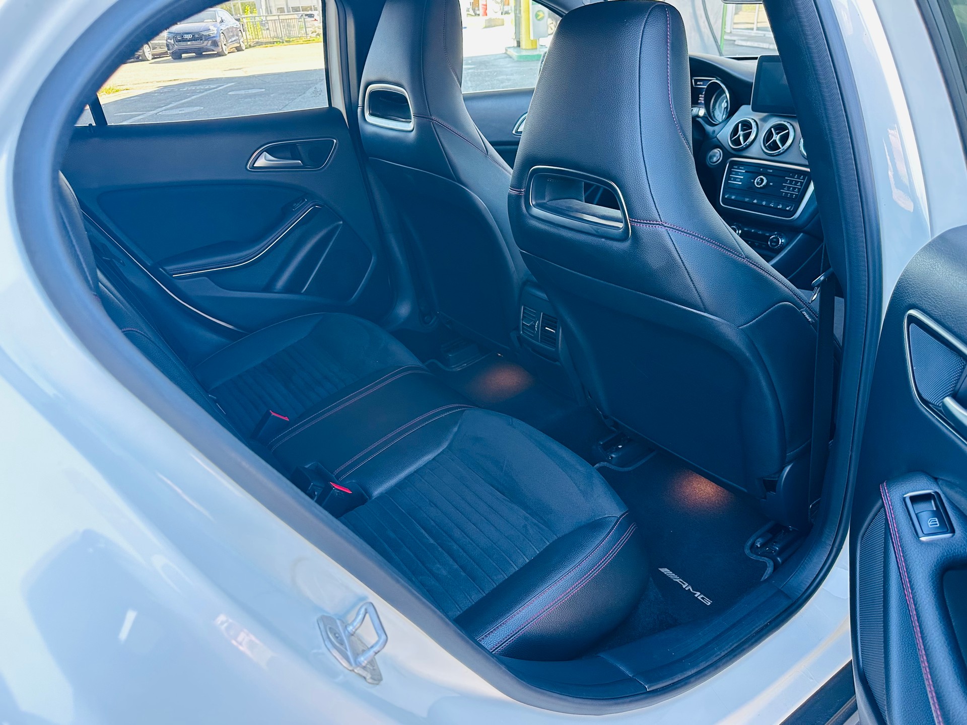 MERCEDES-BENZ GLA250-image-13