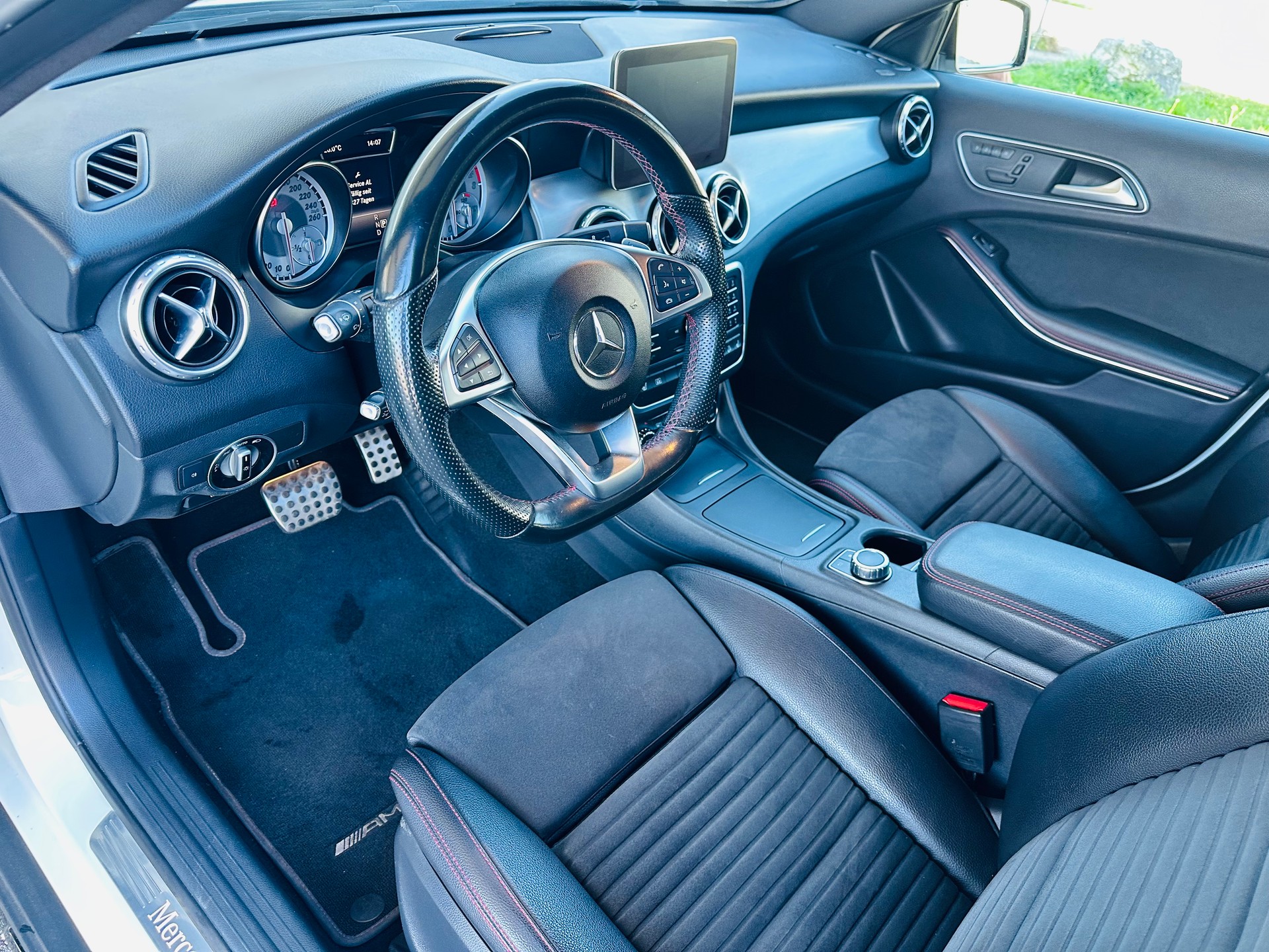 MERCEDES-BENZ GLA250-image-6