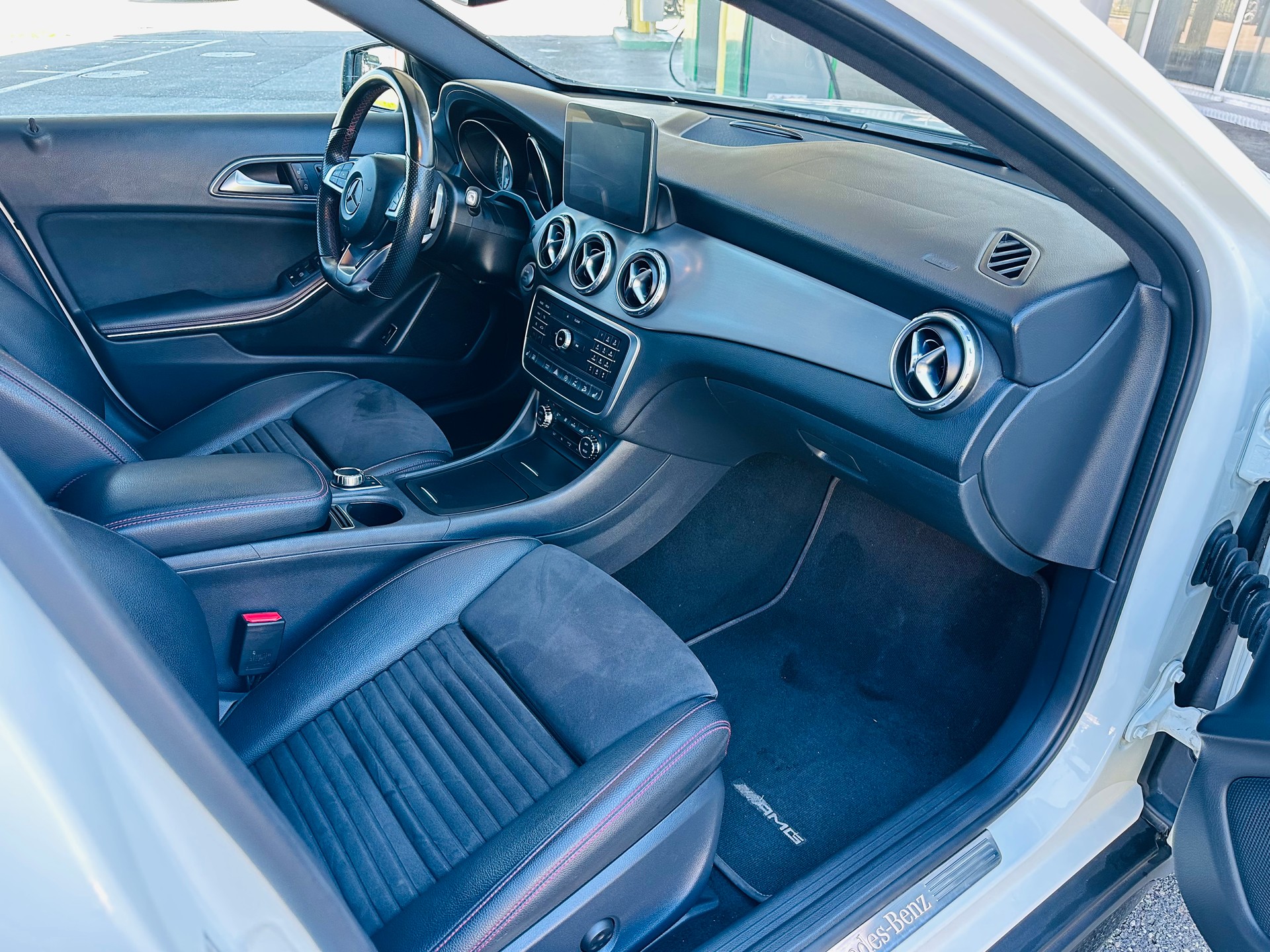 MERCEDES-BENZ GLA250-image-9