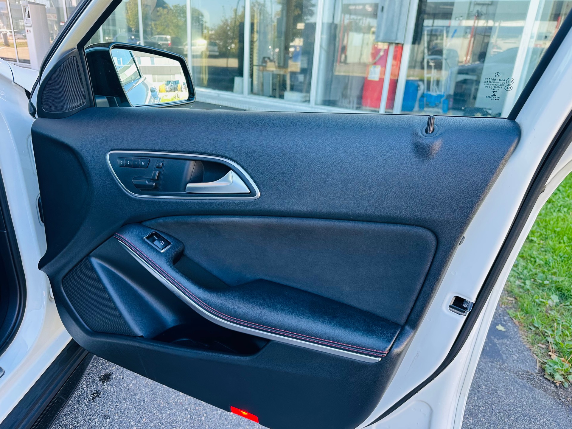 MERCEDES-BENZ GLA250-image-12