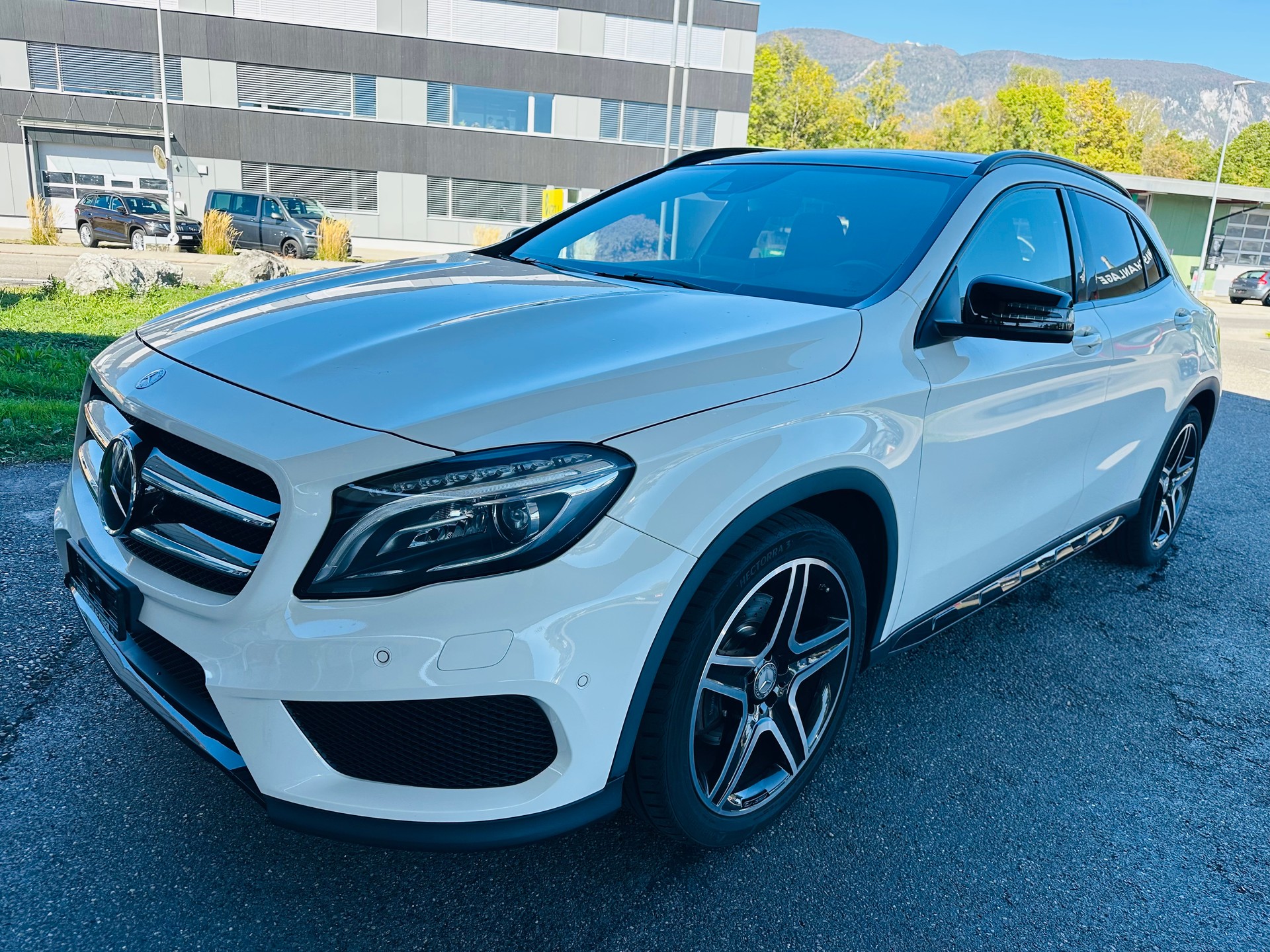 MERCEDES-BENZ GLA250-image-2