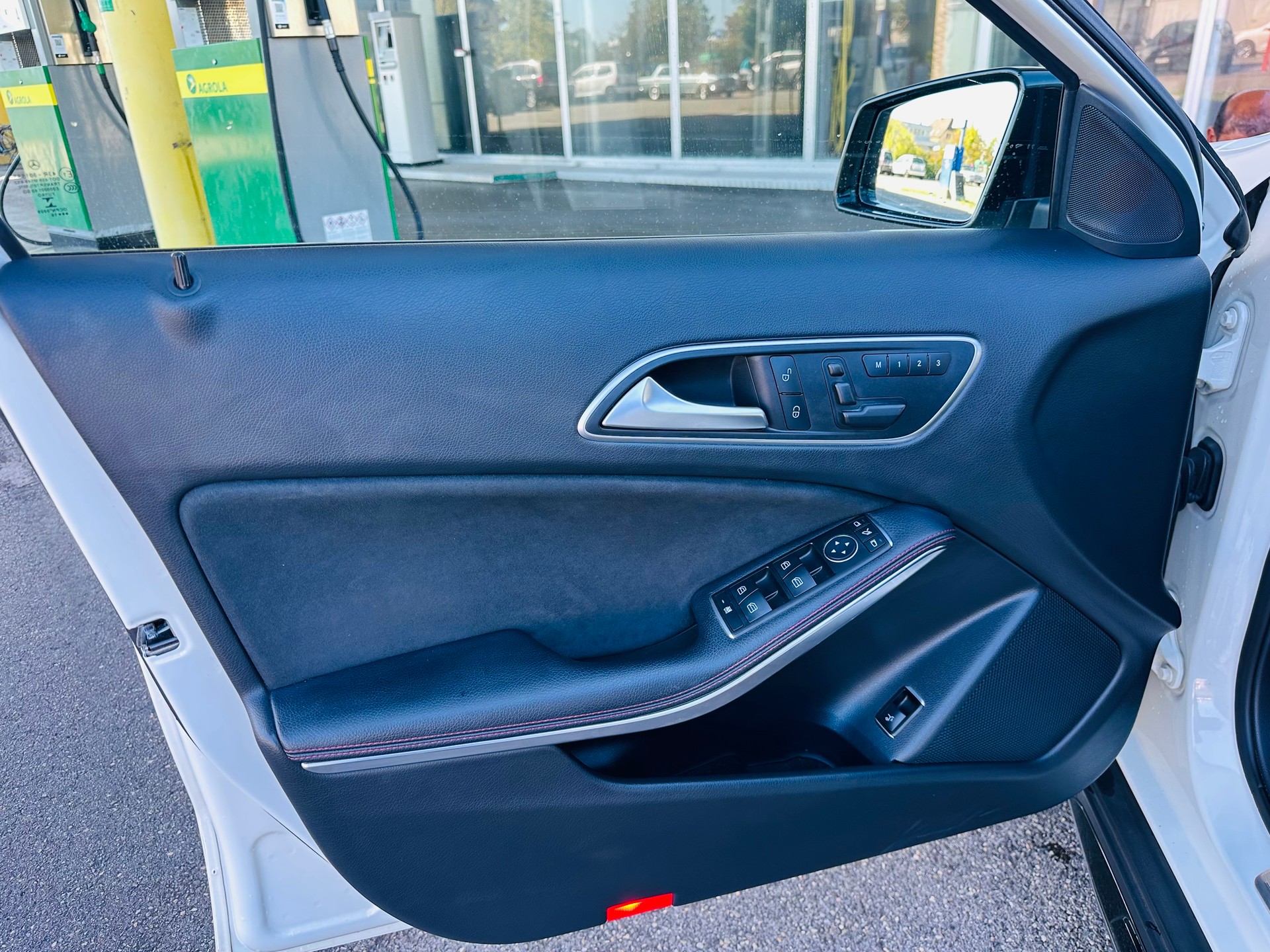 MERCEDES-BENZ GLA250-image-11