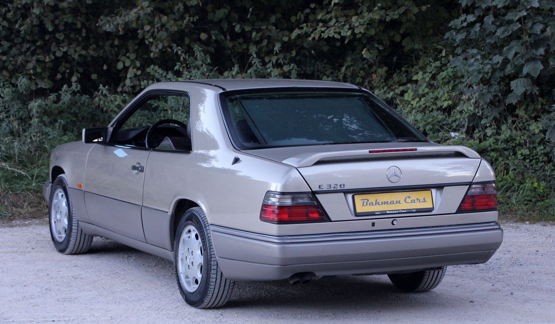 MERCEDES-BENZ E 320-showroom-element-1