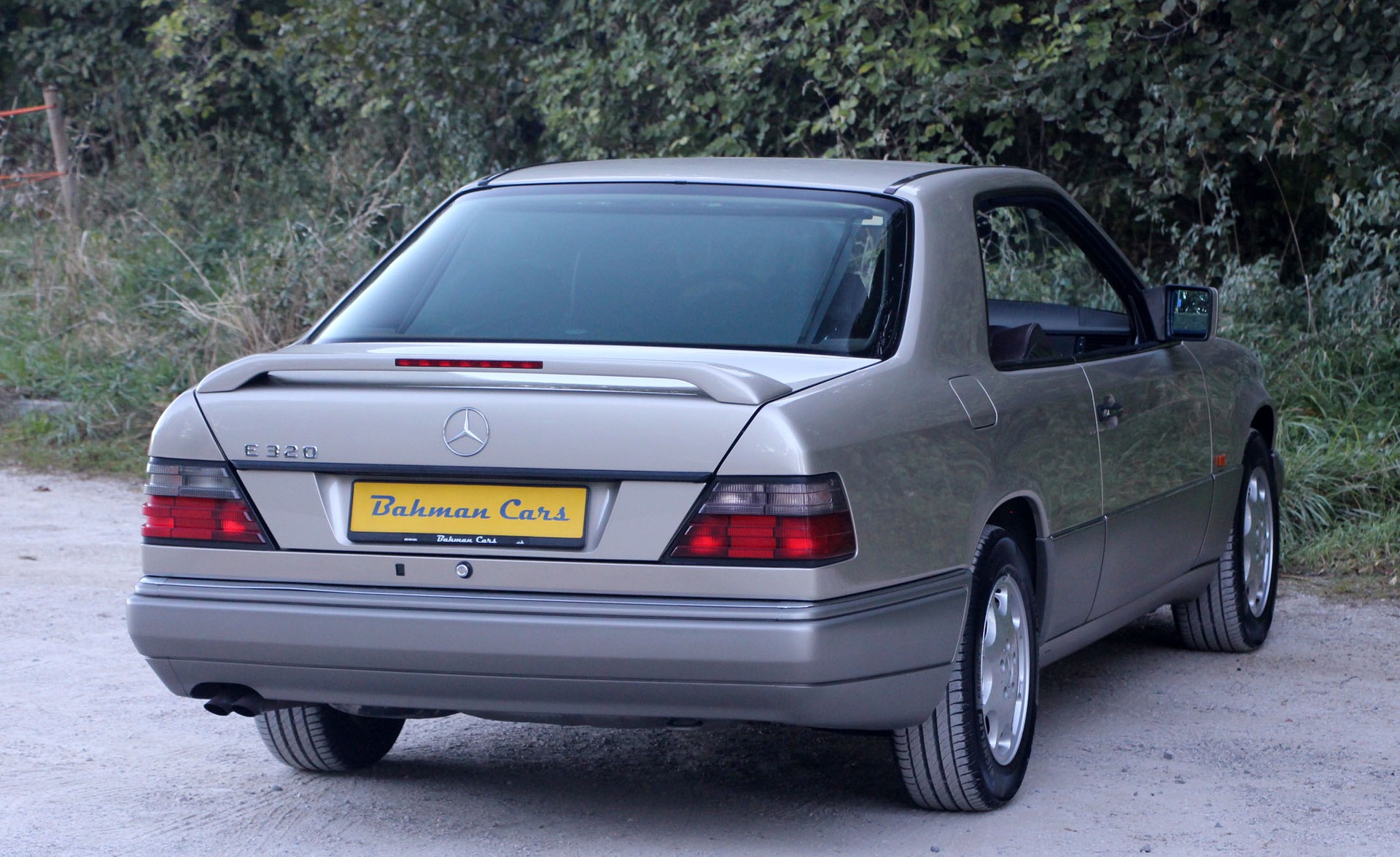 MERCEDES-BENZ E 320-showroom-element-3