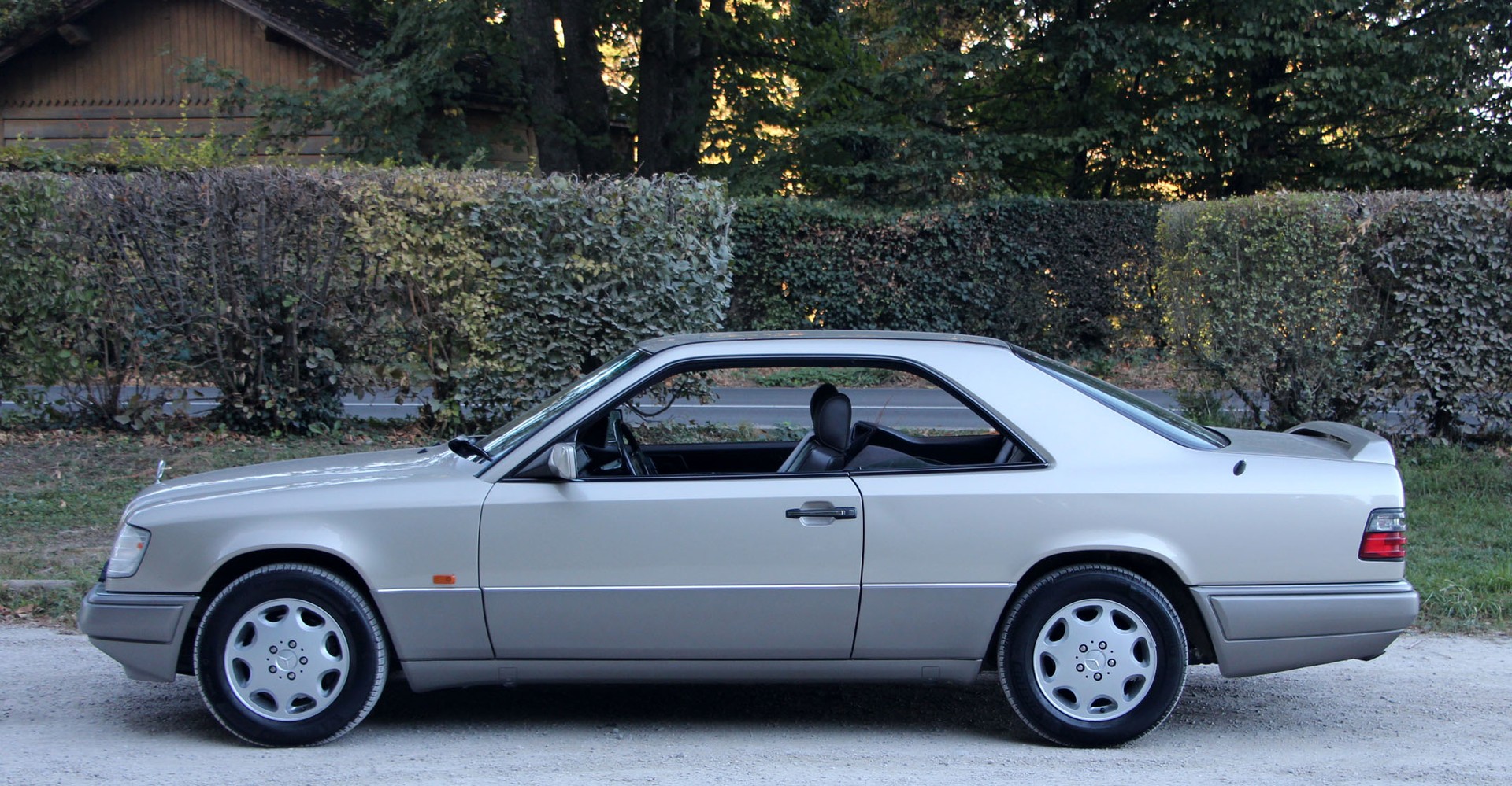 MERCEDES-BENZ E 320-image-19