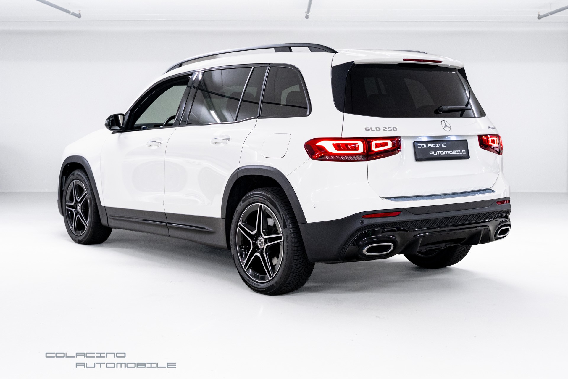 MERCEDES-BENZ GLB 250 AMG Line 4 MATIC 8G-Tronic-showroom-element-3