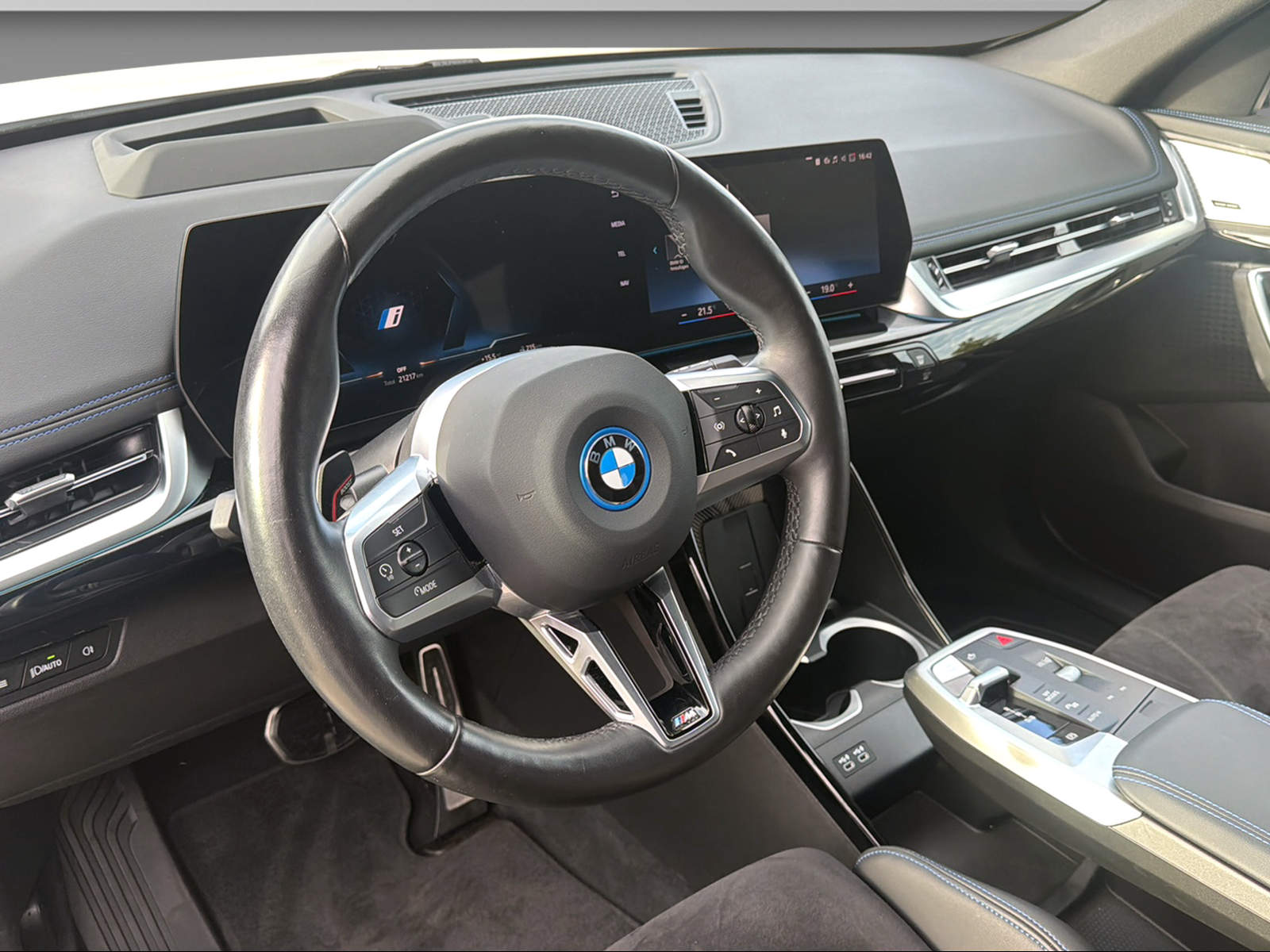 BMW iX1 30 xDrive M Sport-image-13
