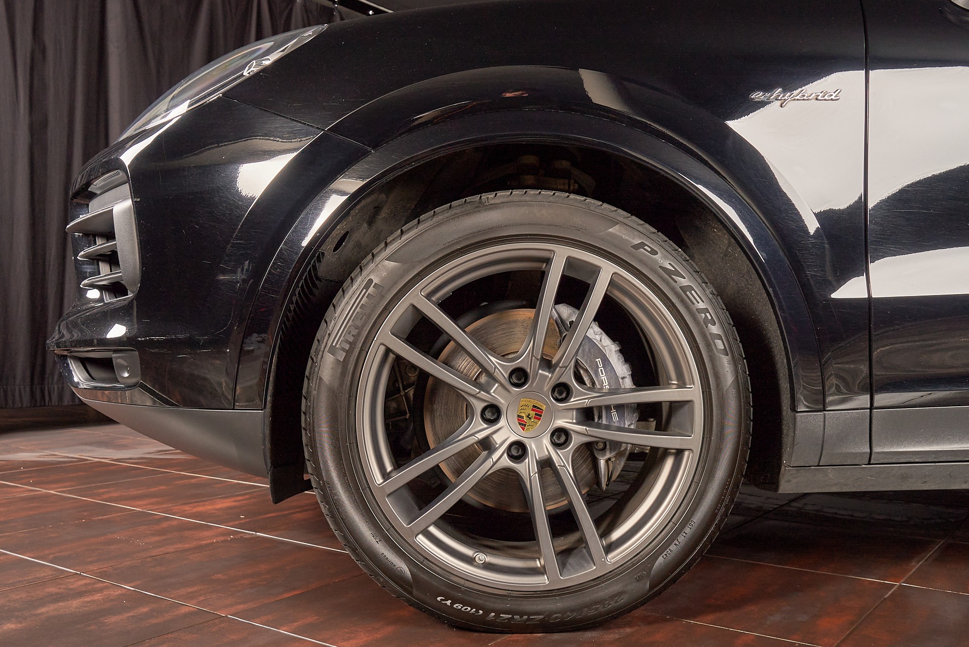 PORSCHE Cayenne E-Hybrid-showroom-element-1
