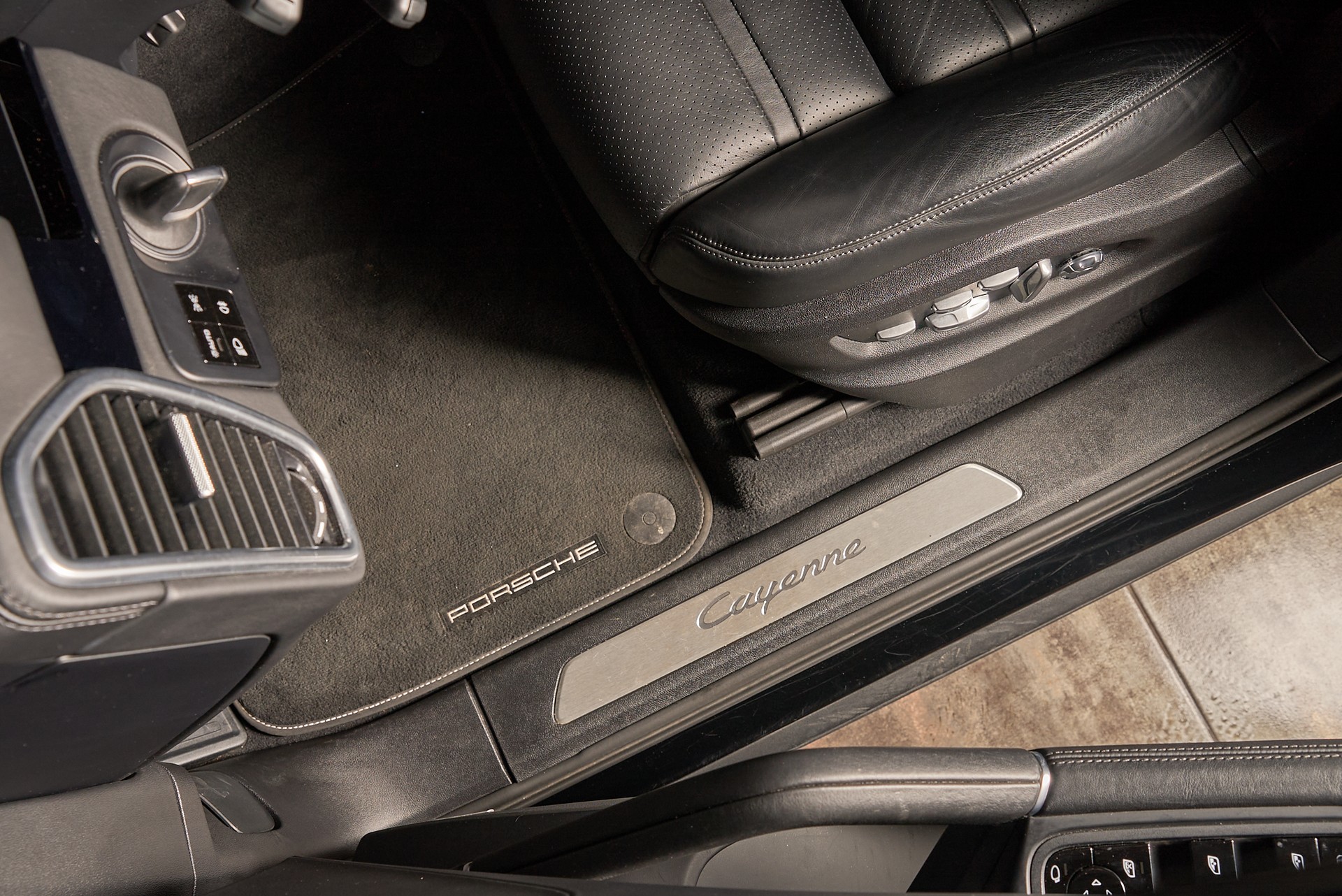 PORSCHE Cayenne E-Hybrid-image-4