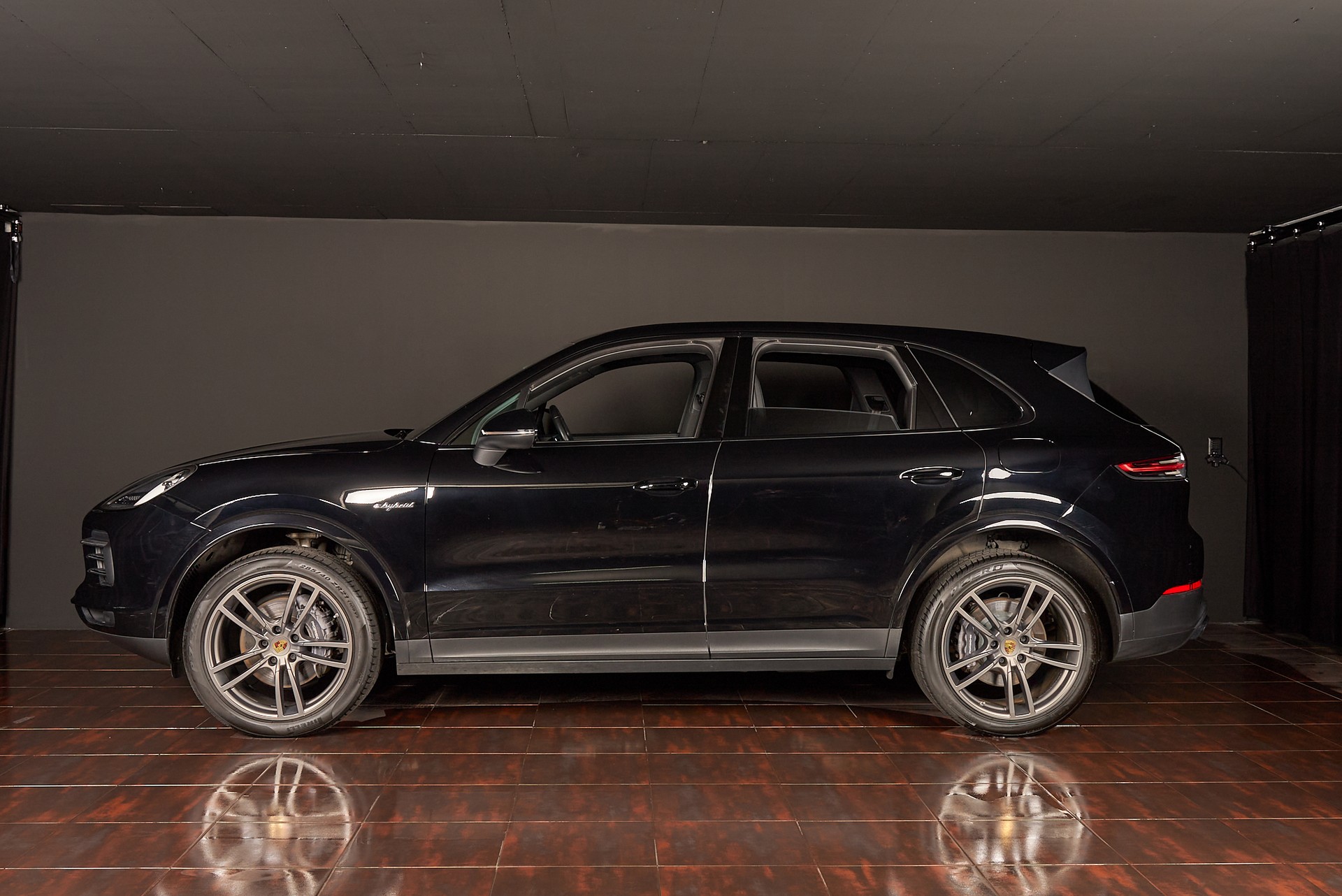 PORSCHE Cayenne E-Hybrid-showroom-element-3