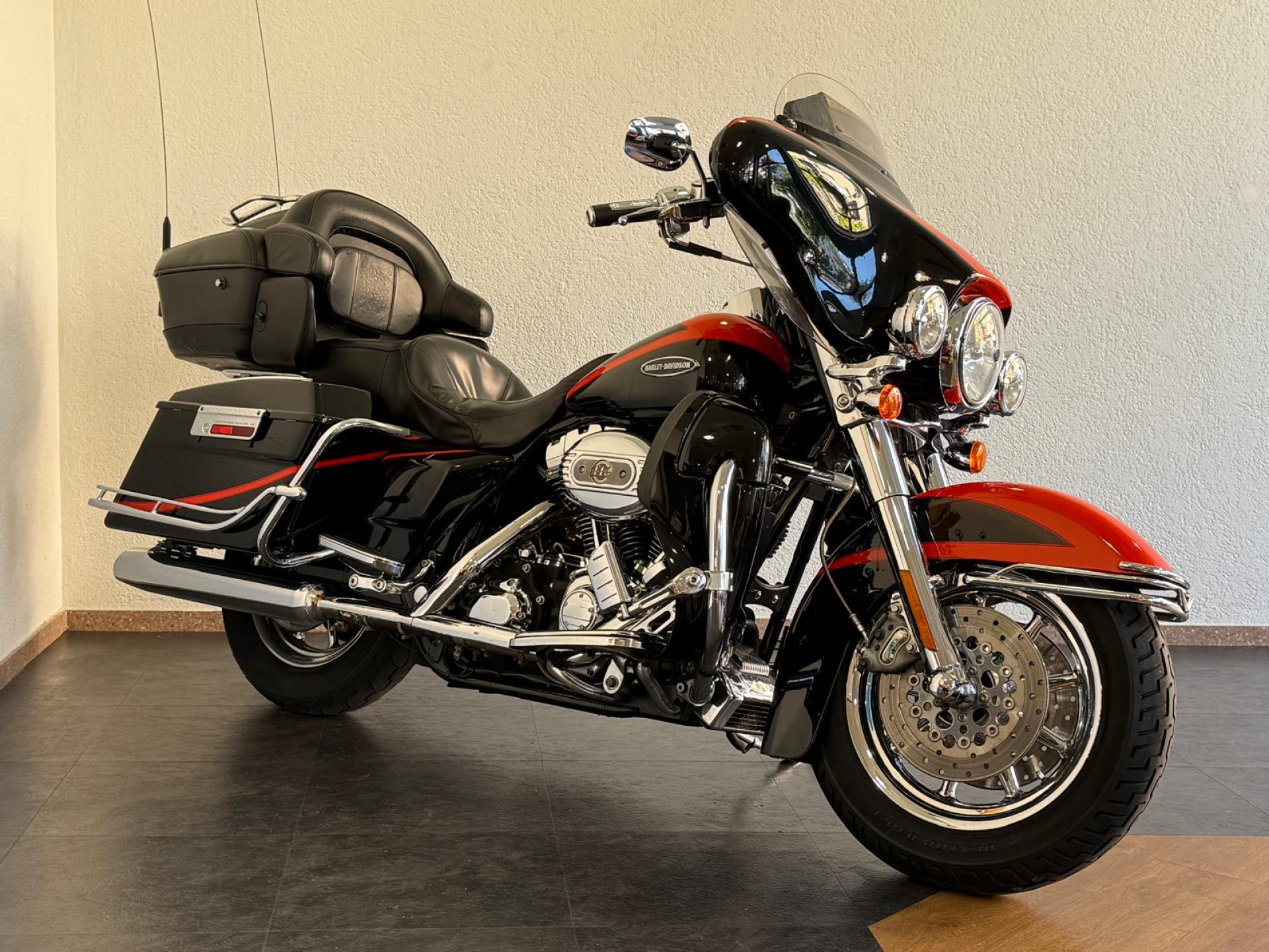 HARLEY-DAVIDSON FLHTCUSE 1802 Screamin Eagle Ultra-showroom-element-2