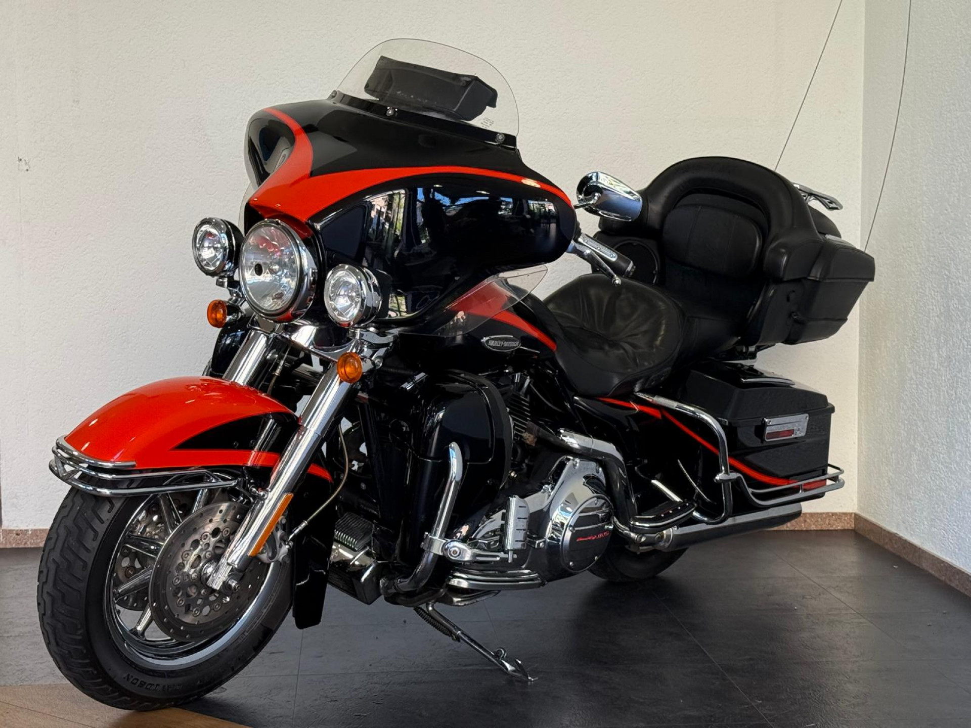 HARLEY-DAVIDSON FLHTCUSE 1802 Screamin Eagle Ultra-showroom-element-1