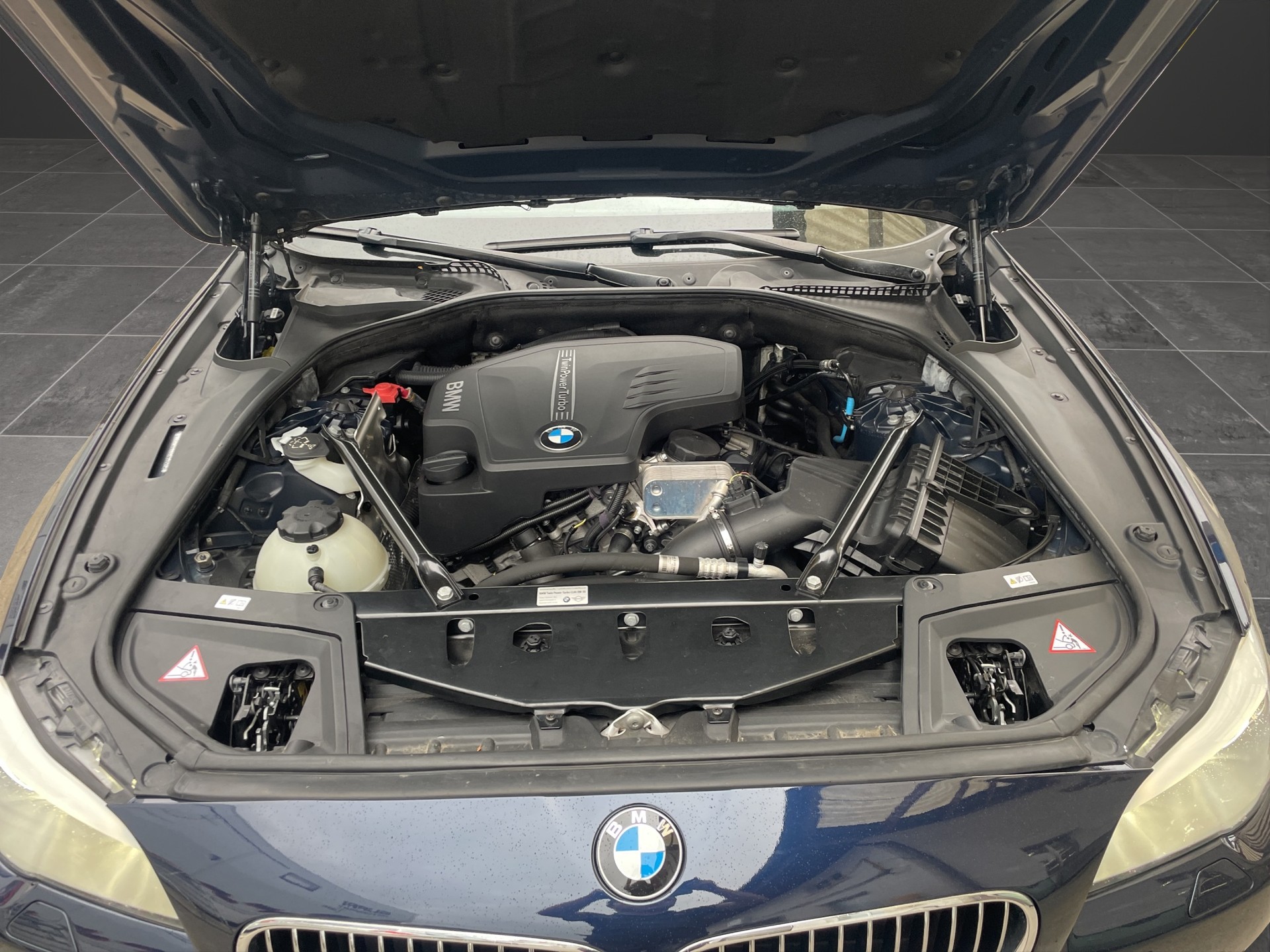 BMW 528i xDrive Steptronic-image-15