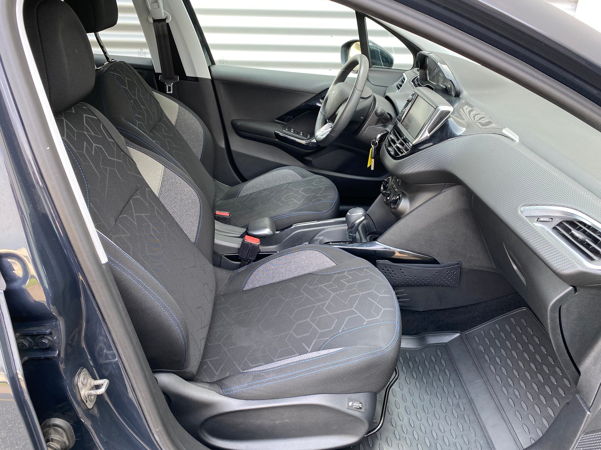 PEUGEOT 2008 1.2 PureTech Signture Frisch ab MFK und Service (Juni 2025) Automat-image-10
