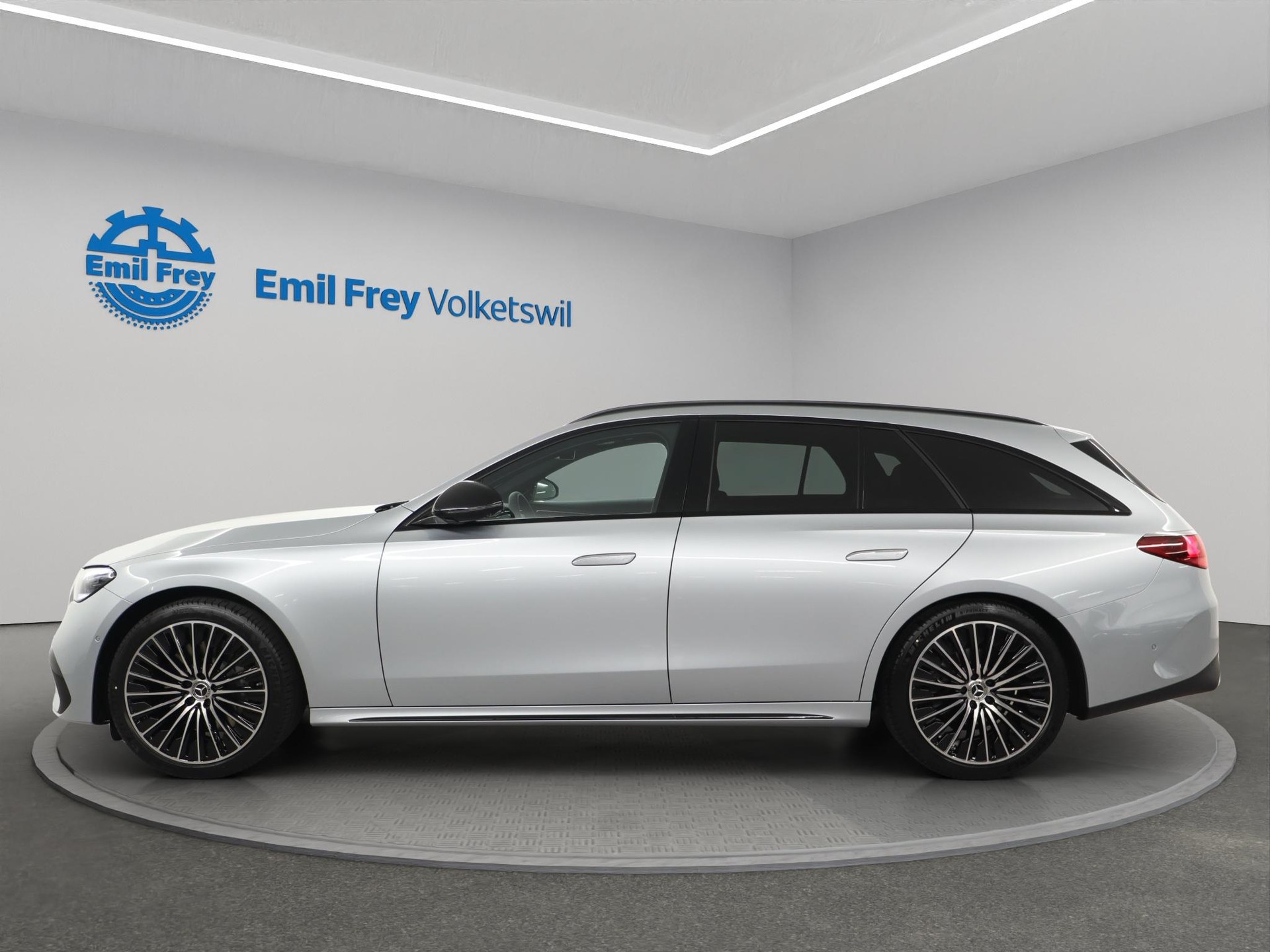 MERCEDES-BENZ E 220 d AMG Line 4Matic T-Modell-showroom-element-1