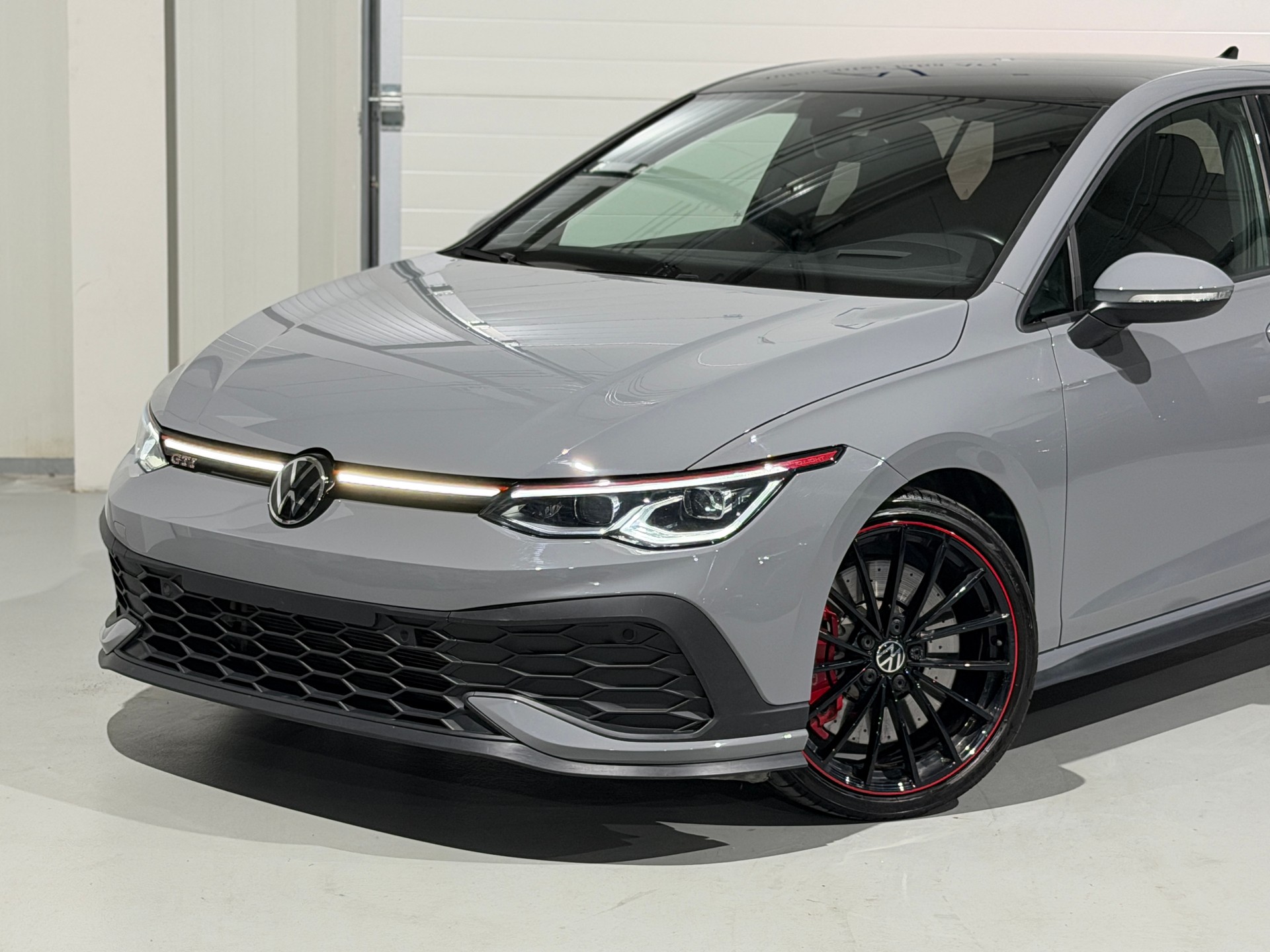 VW Golf 2.0 TSI GTI Clubsport DSG EDITION 45 / Akrapovic-showroom-element-1