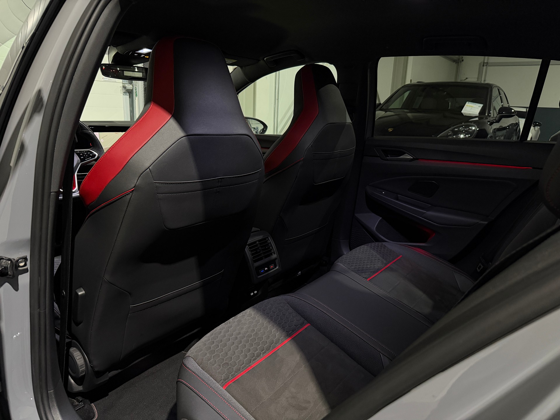 VW Golf 2.0 TSI GTI Clubsport DSG EDITION 45 / Akrapovic-image-11