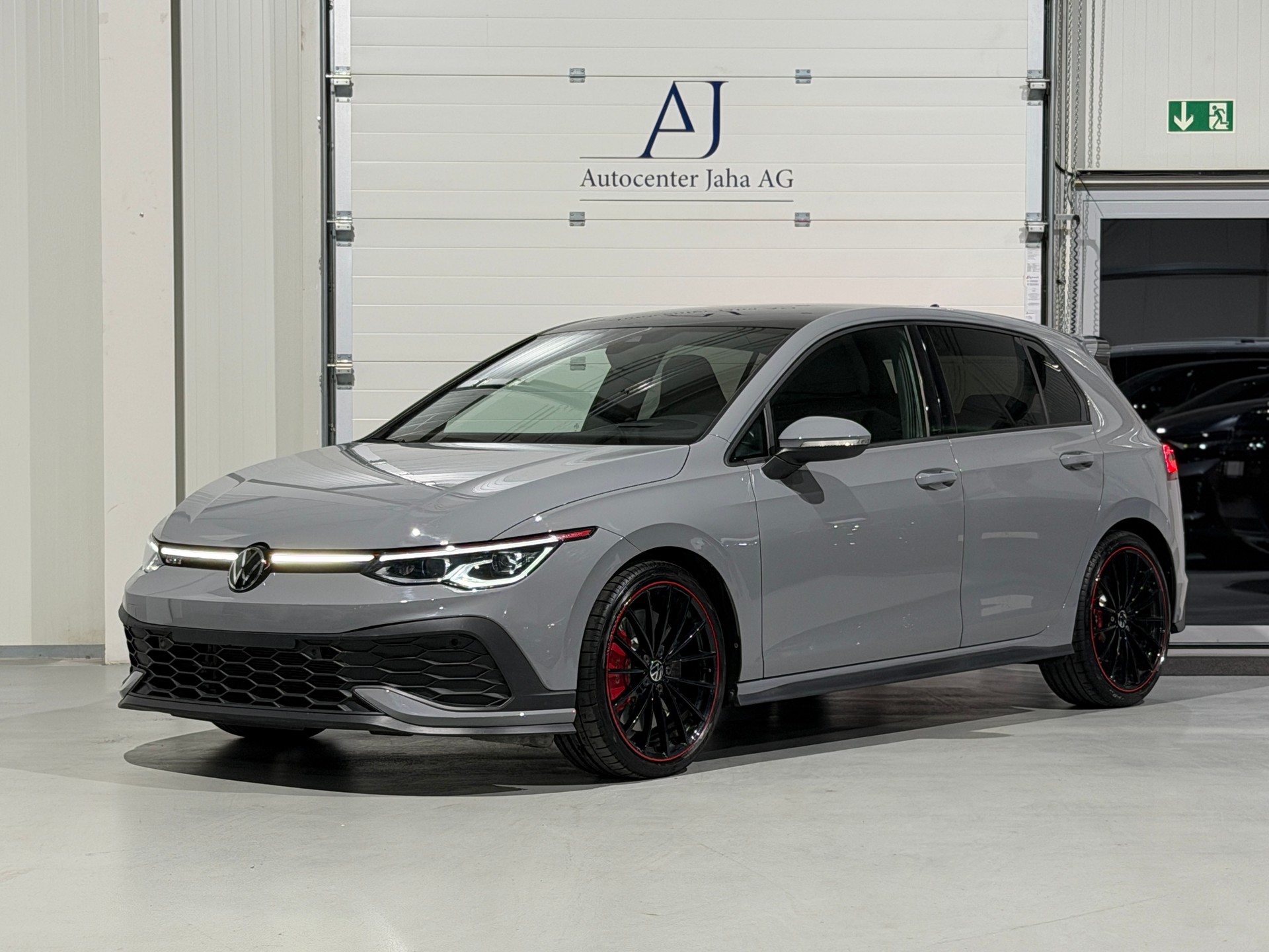 VW Golf 2.0 TSI GTI Clubsport DSG EDITION 45 / Akrapovic-showroom-element-2