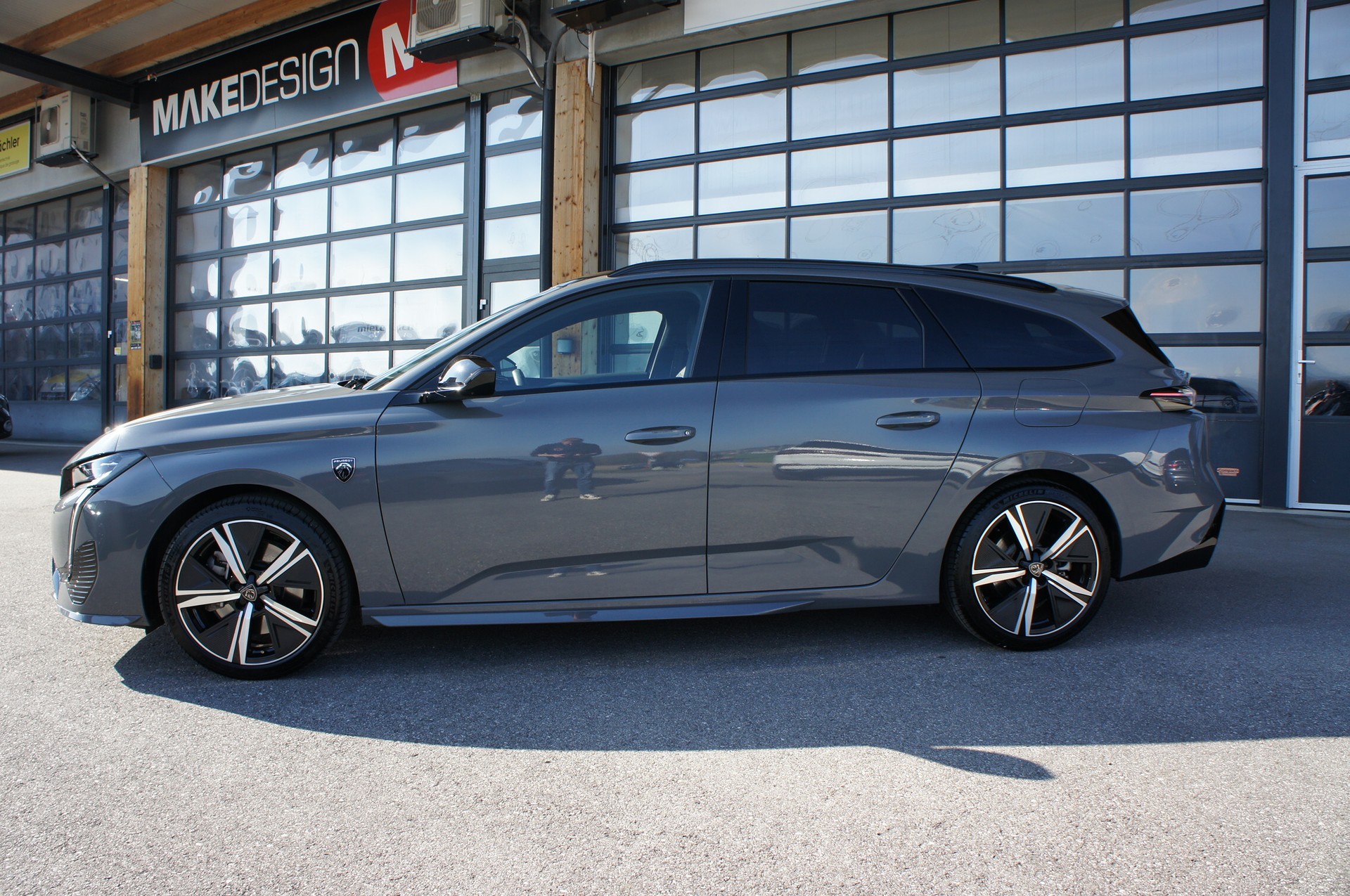 PEUGEOT 308 SW 1.6 PHEV 180 GT-showroom-element-1
