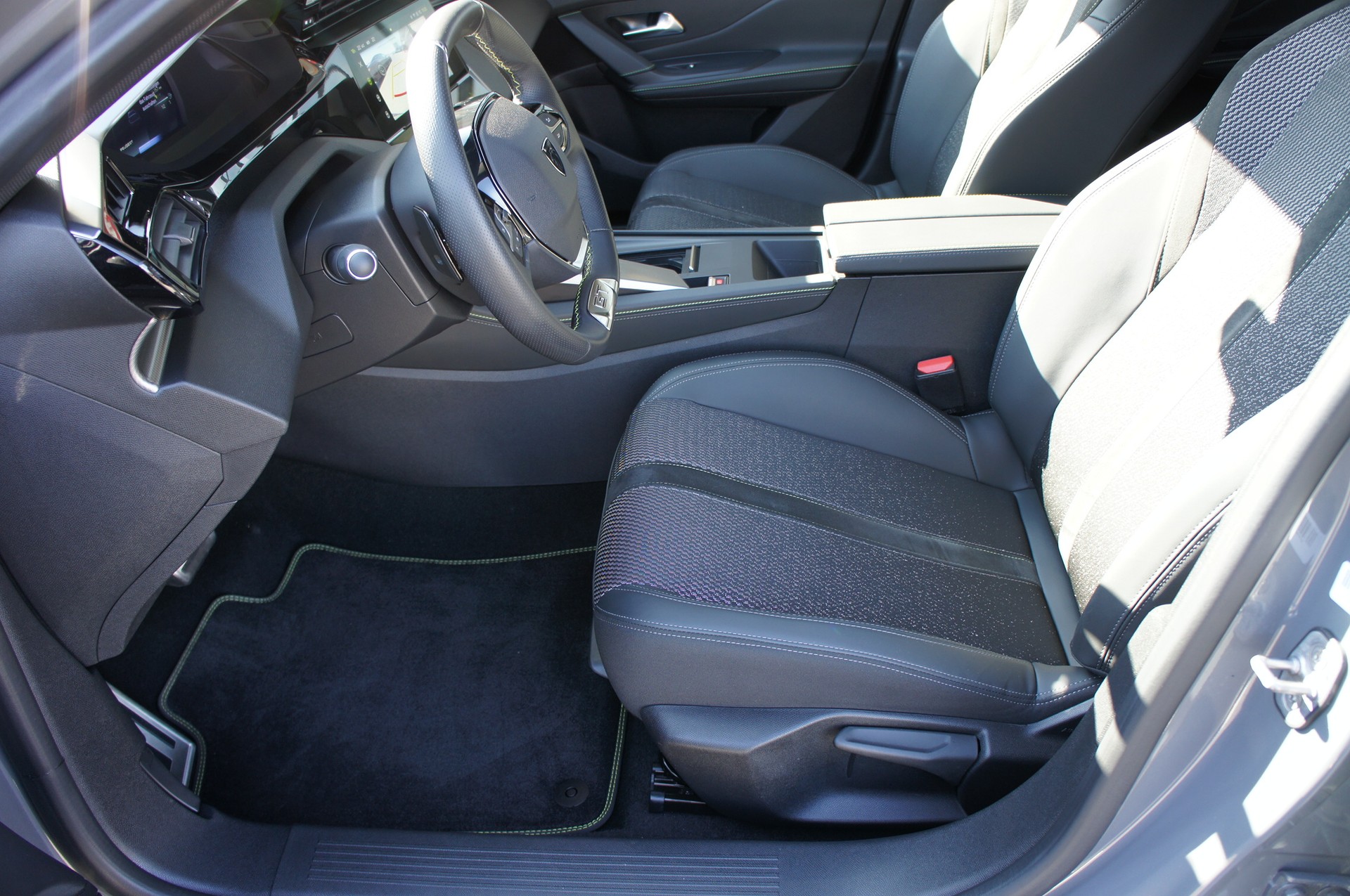 PEUGEOT 308 SW 1.6 PHEV 180 GT-image-12
