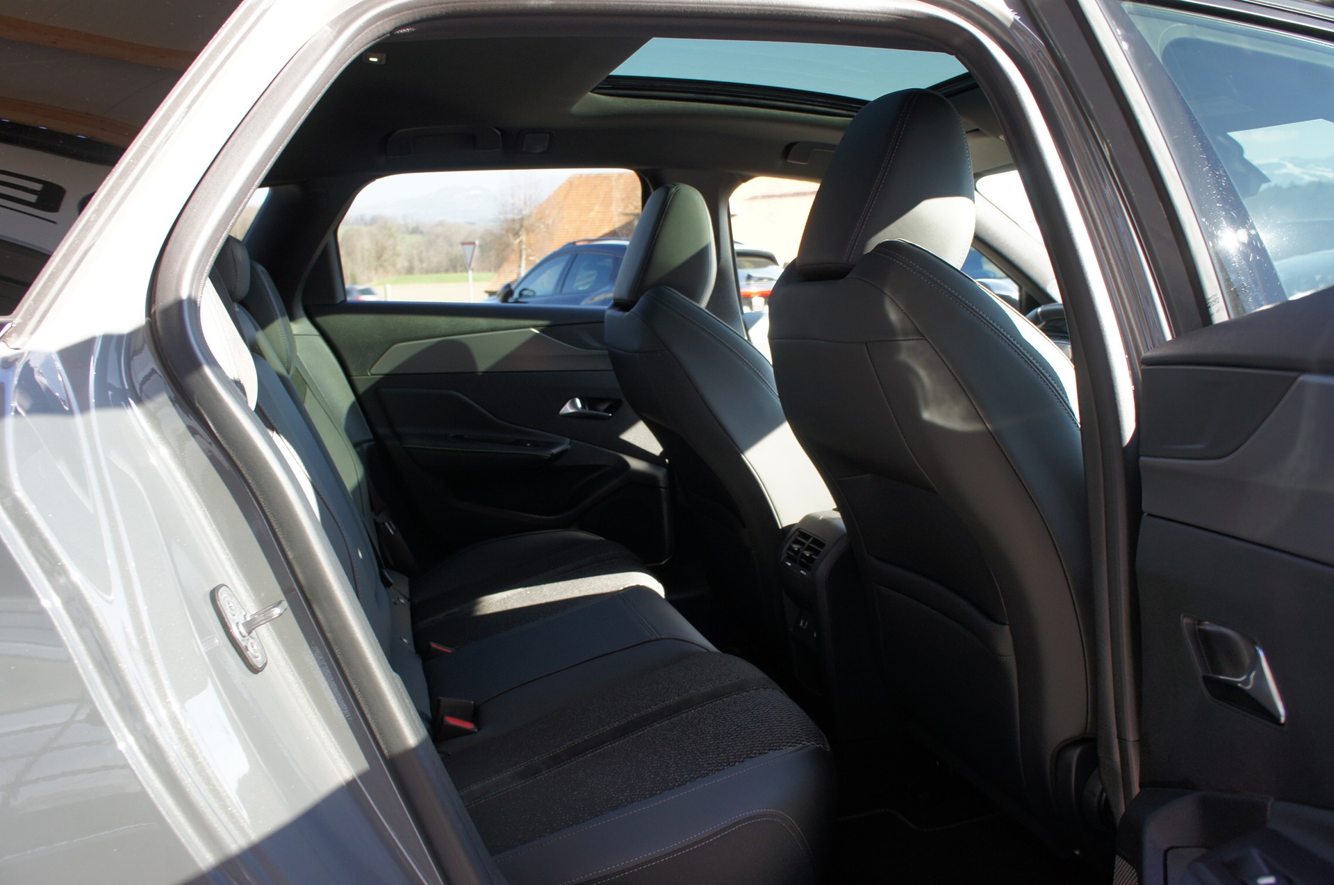 PEUGEOT 308 SW 1.6 PHEV 180 GT-image-9