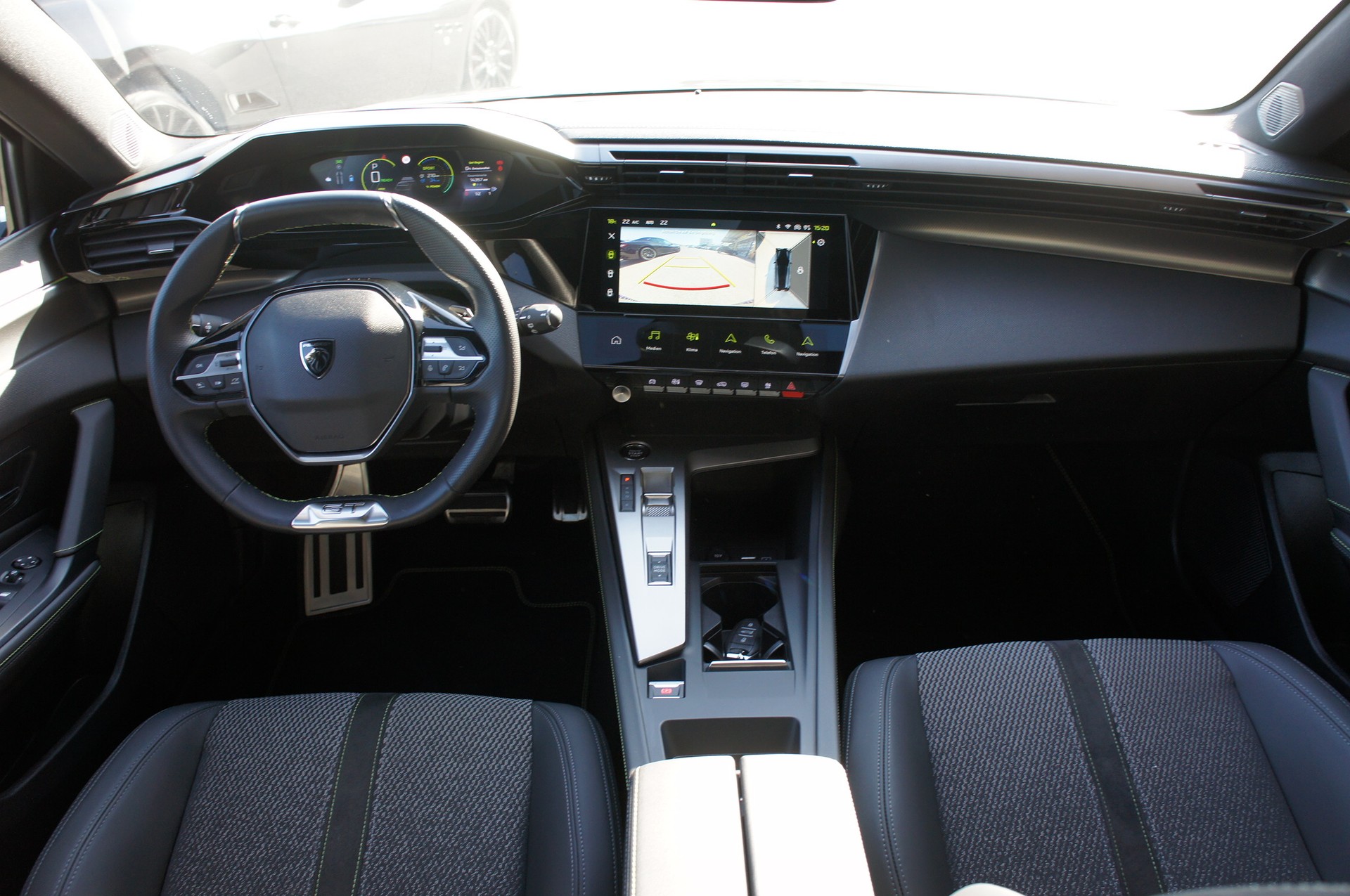 PEUGEOT 308 SW 1.6 PHEV 180 GT-image-10