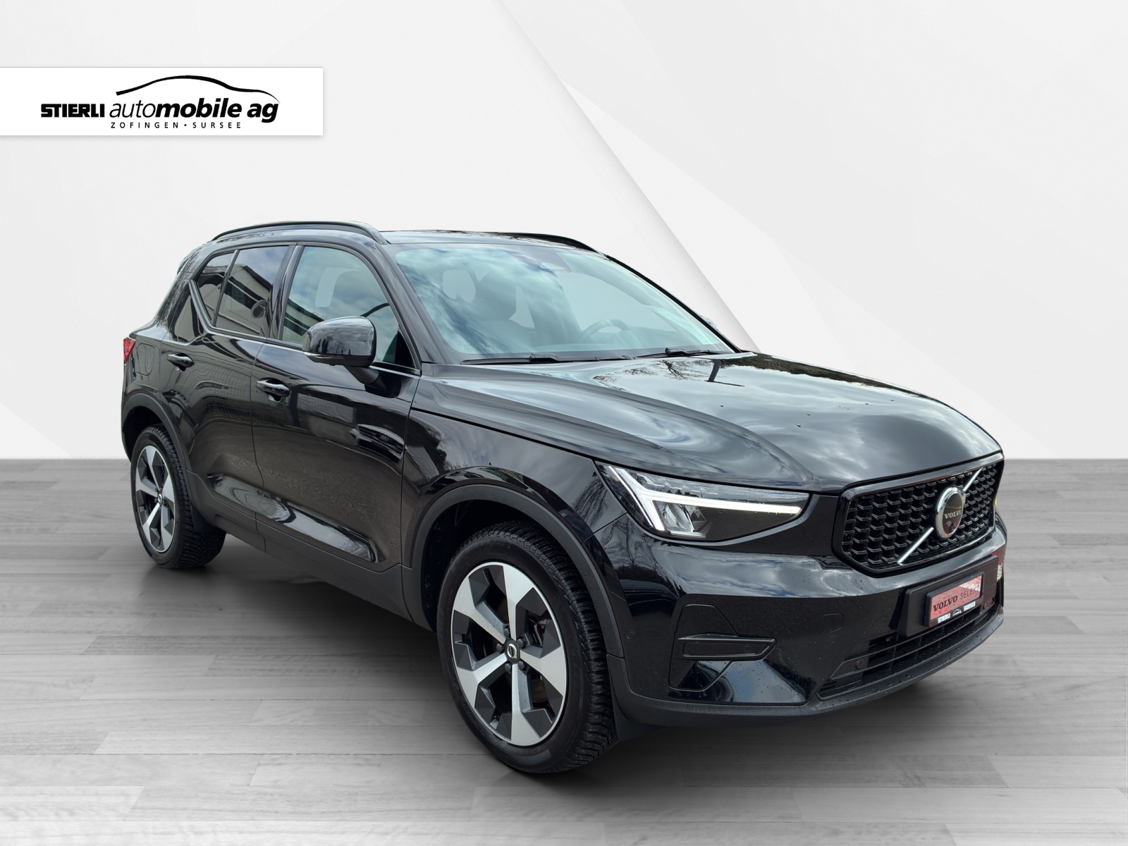 VOLVO XC40 2.0 B4 MH Plus Dark-showroom-element-2