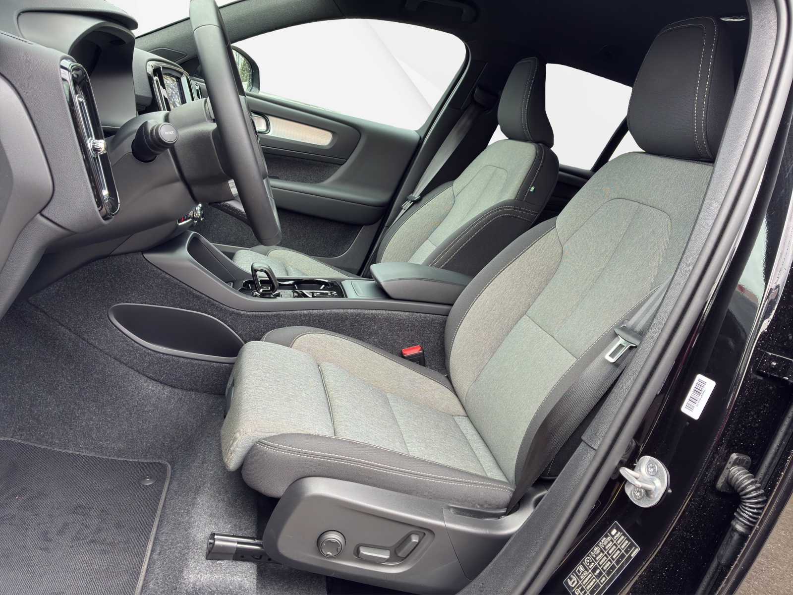 VOLVO XC40 2.0 B4 MH Plus Dark-image-9