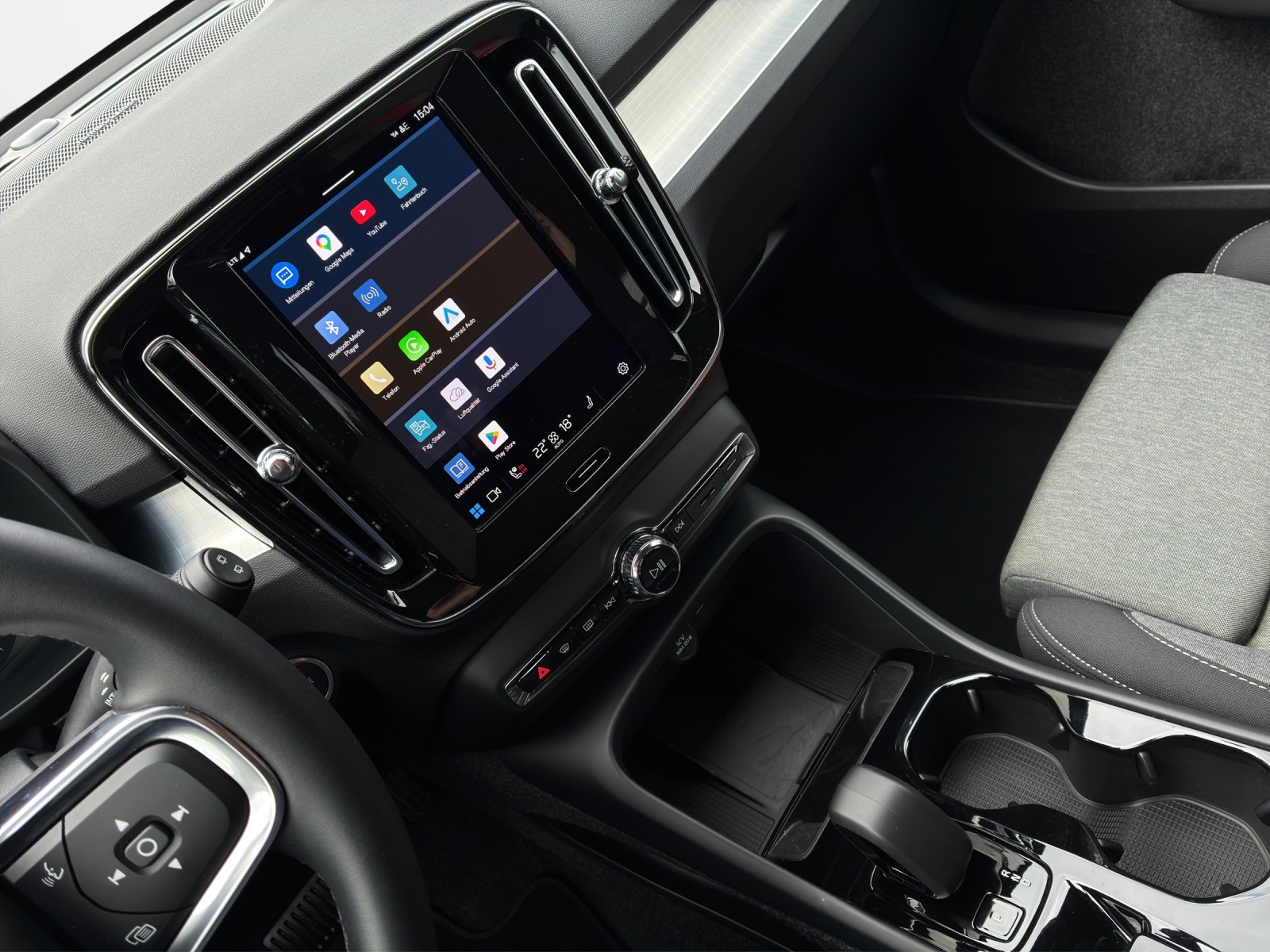 VOLVO XC40 2.0 B4 MH Plus Dark-image-17