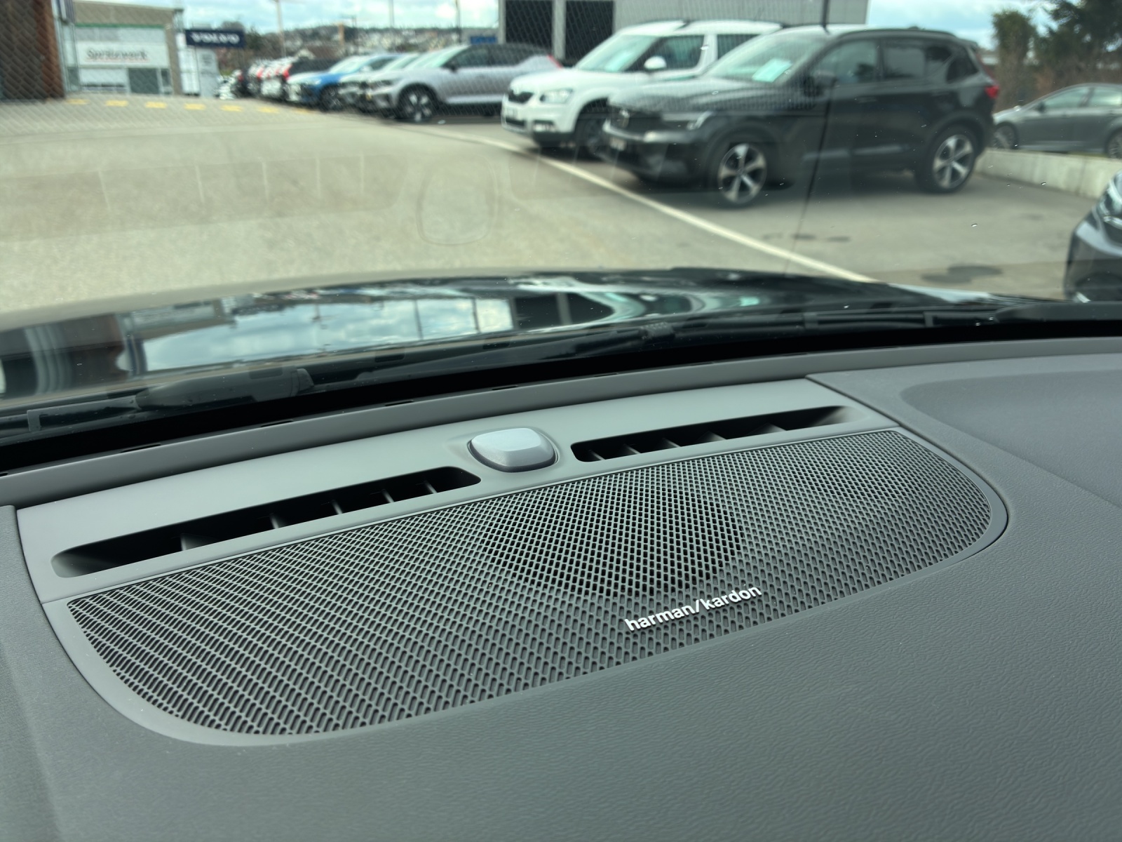 VOLVO XC40 2.0 B4 MH Plus Dark-image-18