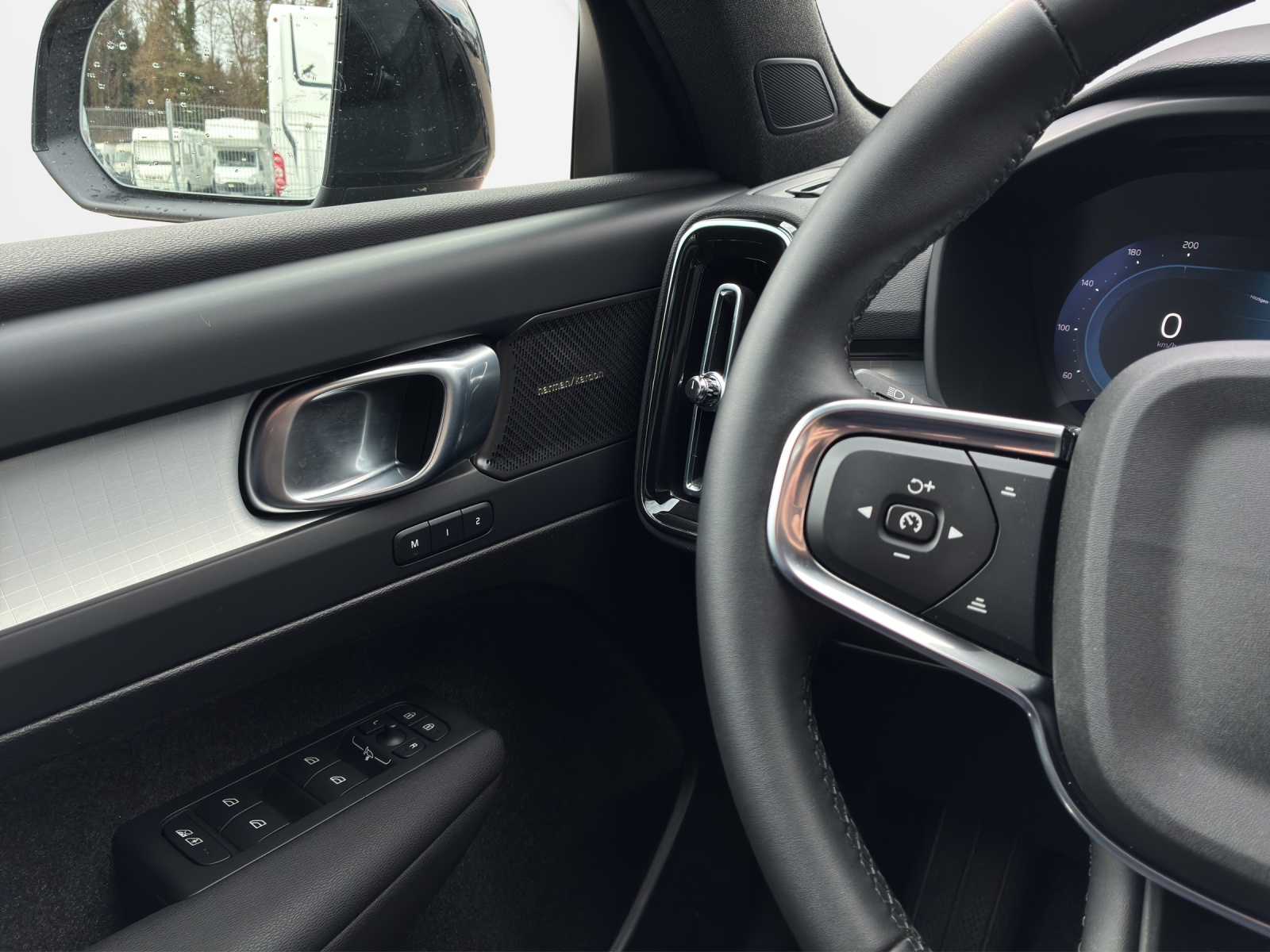 VOLVO XC40 2.0 B4 MH Plus Dark-image-16