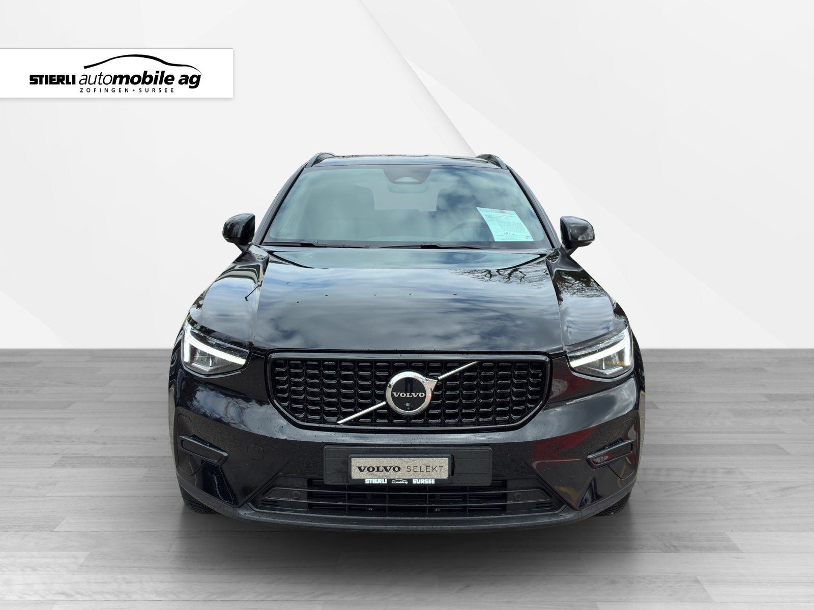 VOLVO XC40 2.0 B4 MH Plus Dark-showroom-element-1