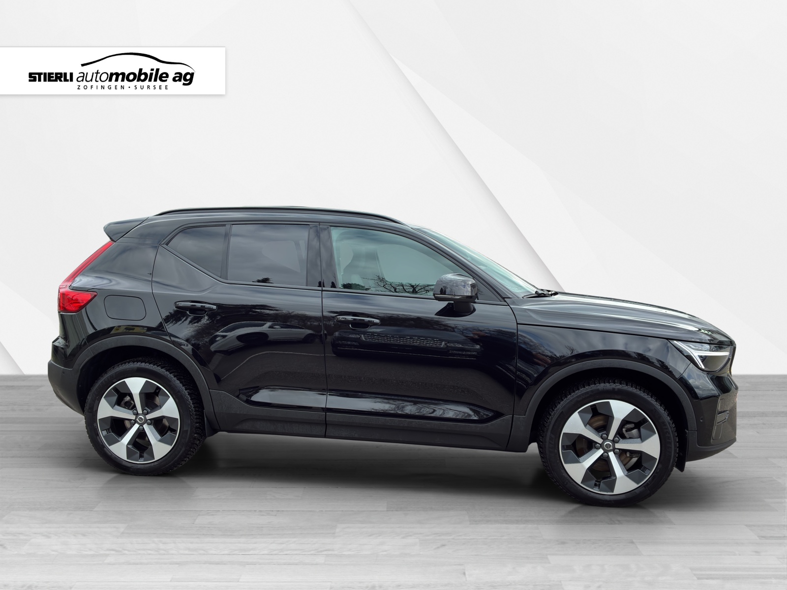 VOLVO XC40 2.0 B4 MH Plus Dark-showroom-element-3