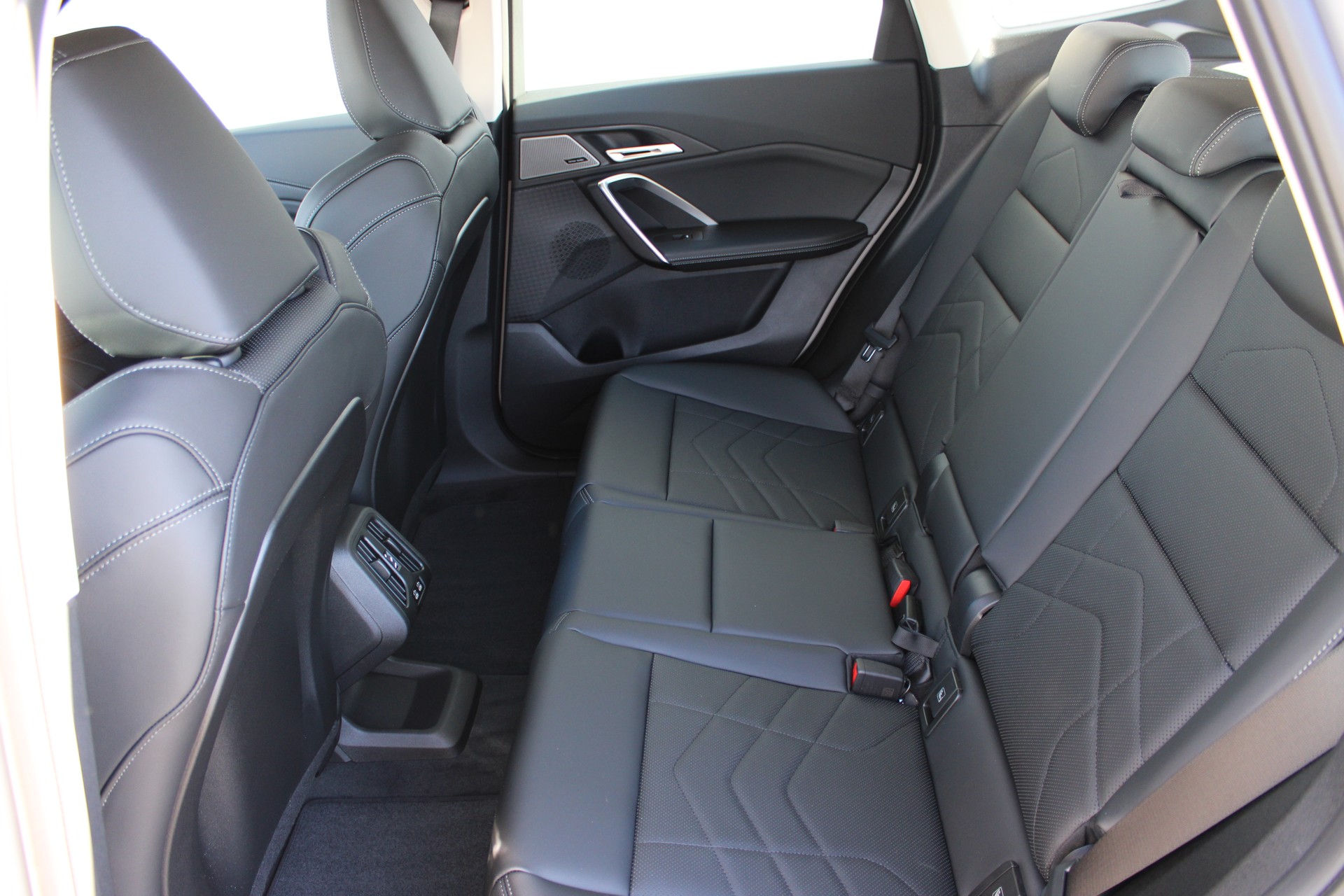 BMW iX1 xDrive 30 xLine-image-12