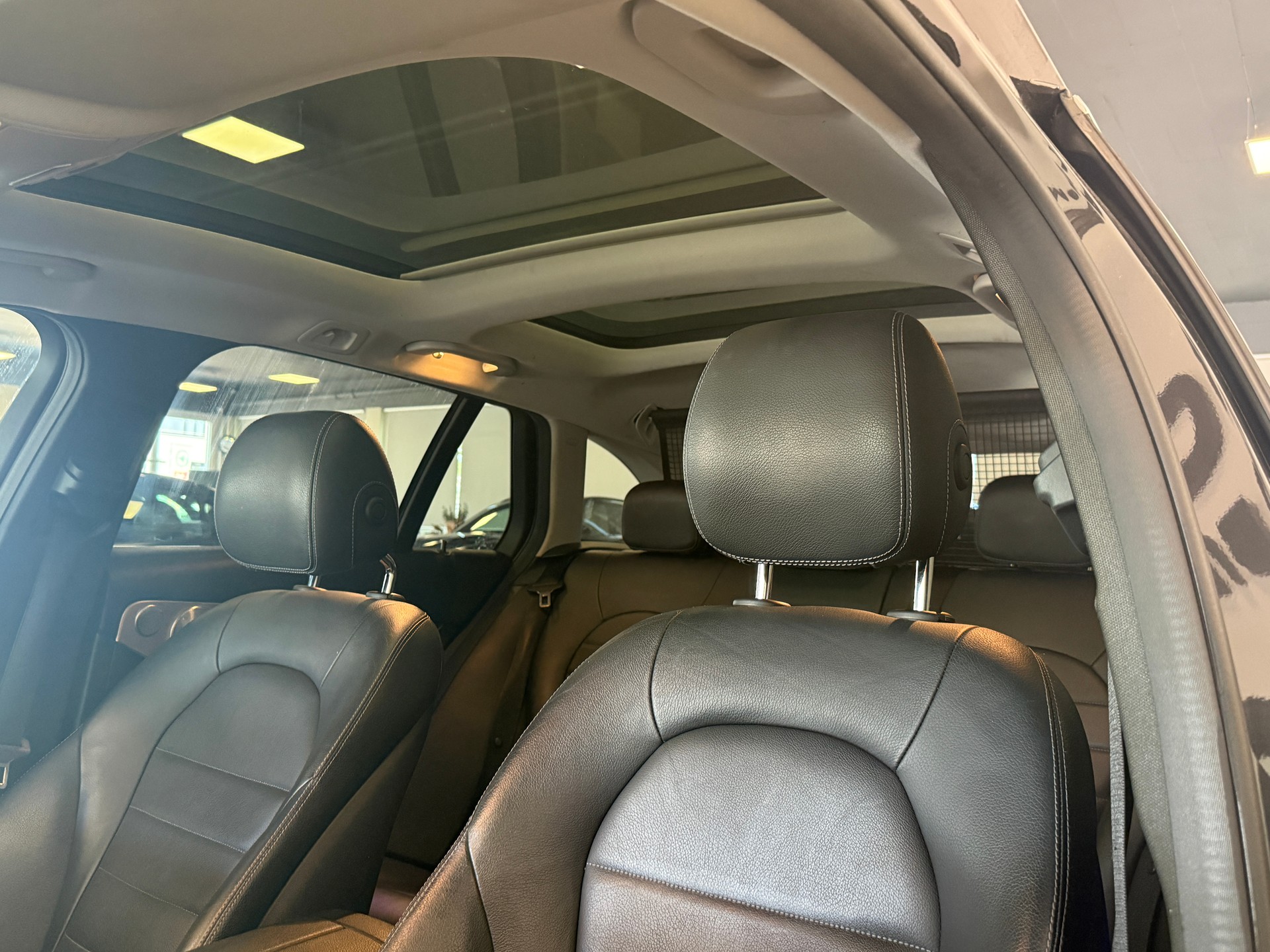 MERCEDES-BENZ C 200 Swiss Star AMG Line 4M 9G-Tronic-image-8