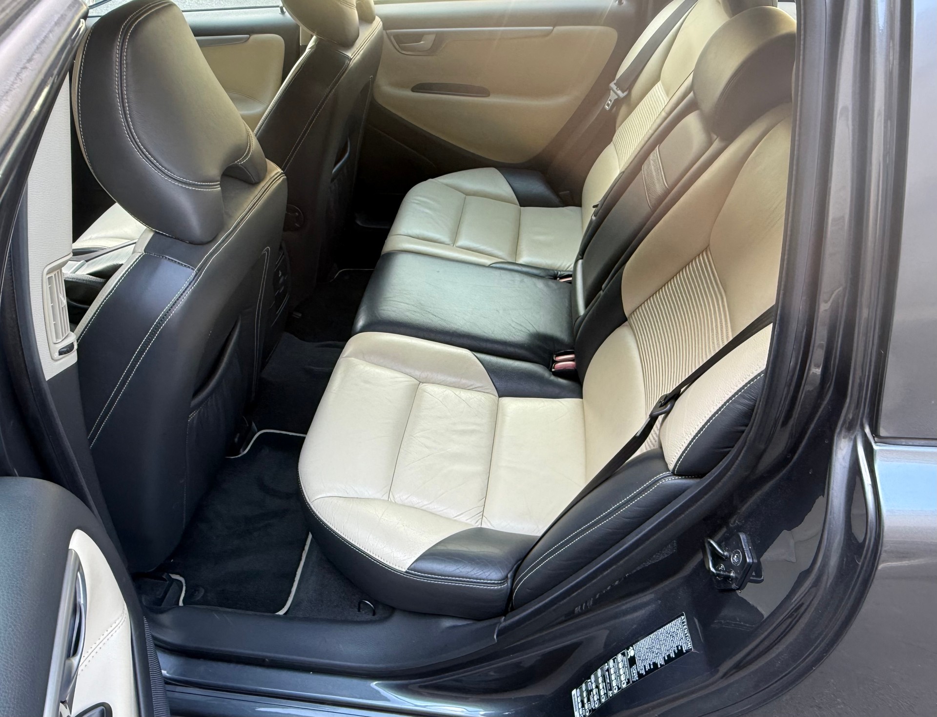 VOLVO V70 2.5T AWD Summum-image-4