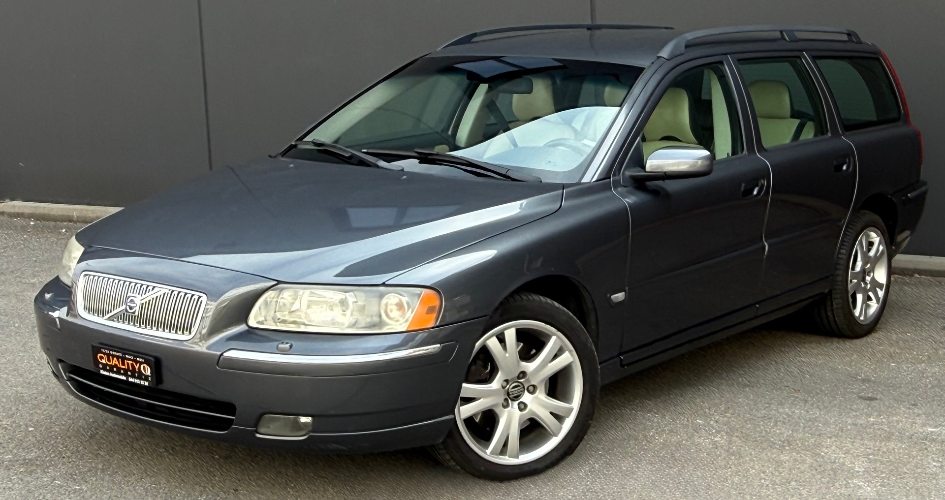 VOLVO V70 2.5T AWD Summum-image-1